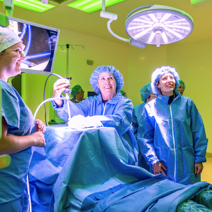 دو زن در یک رویداد صحبت می کنند