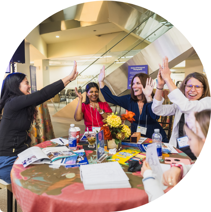 گروهی از زنان که یکی از آنها اسکراب پوشیده و لبخند می زند