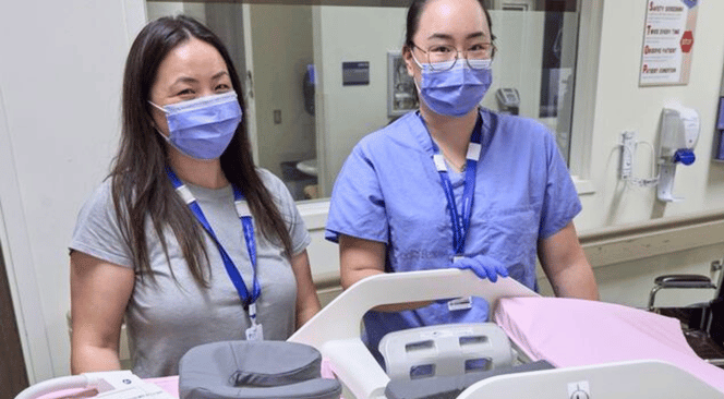 فردی که از دستگاه سونوگرافی استفاده می کند