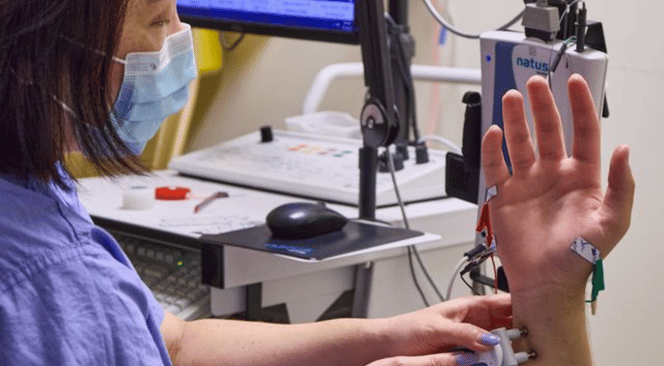 شخصی که از اره ساژیتال استفاده می کند