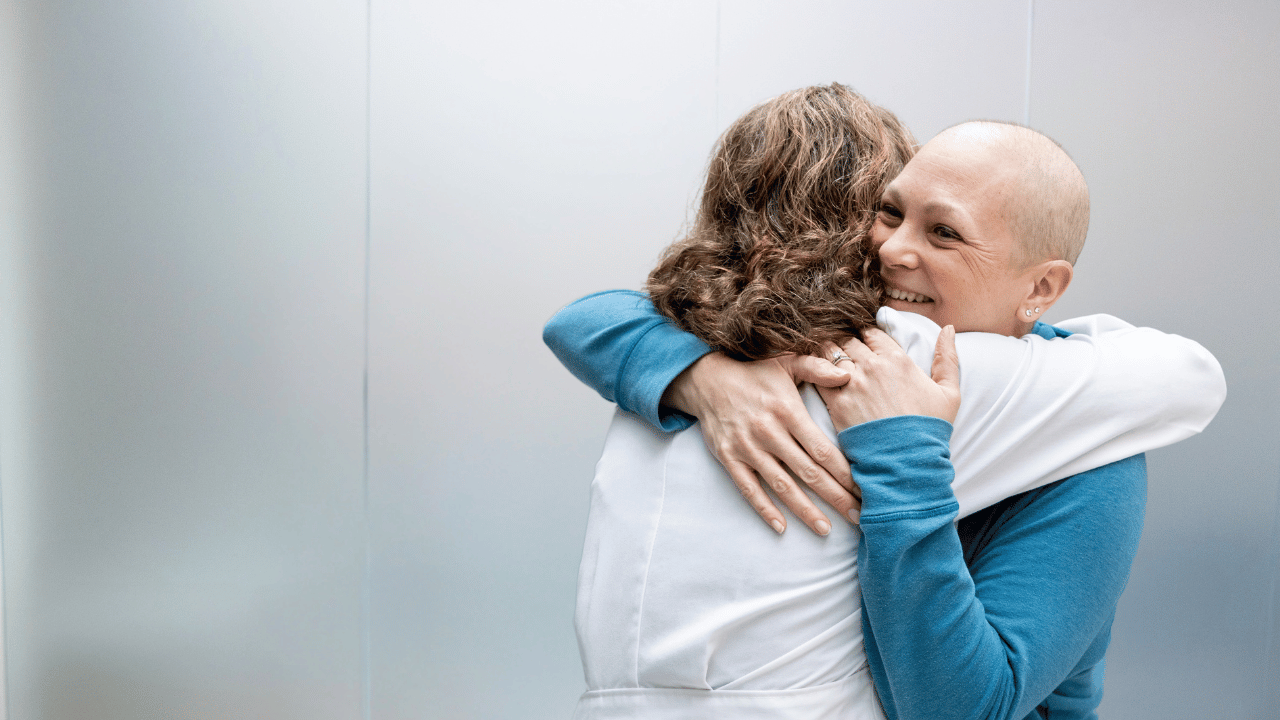 两个人抱着毛绒熊