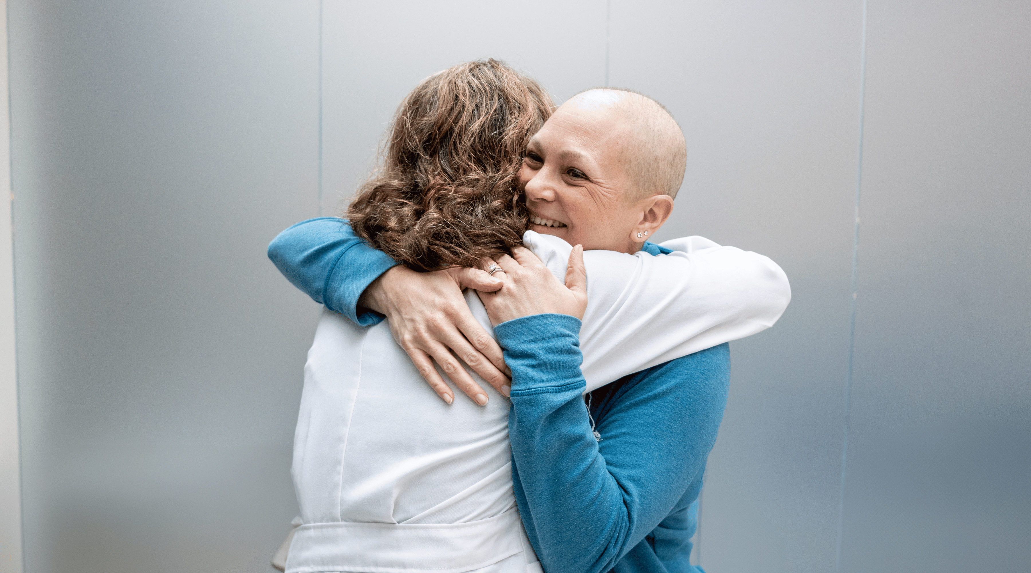 两个人抱着毛绒熊