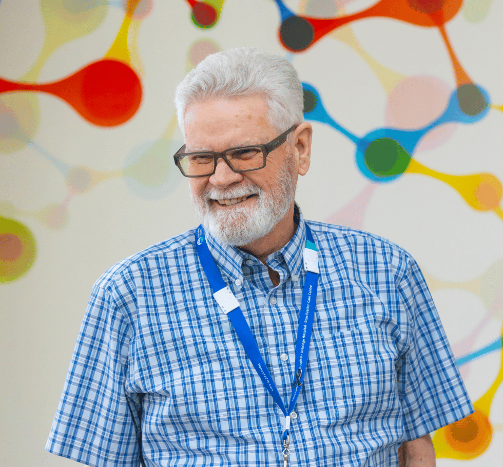 مردمی که جلوی درخت می خندند