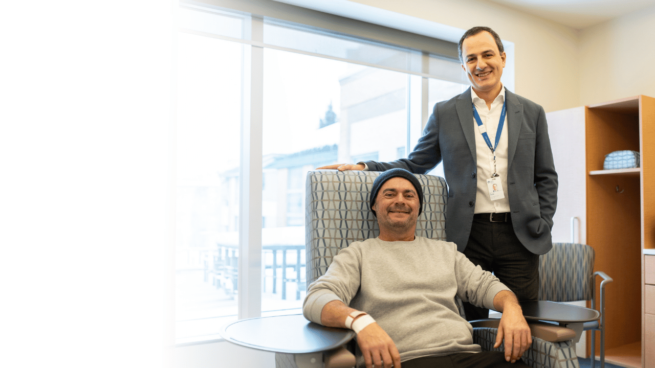 Dos personas sostienen un oso de peluche