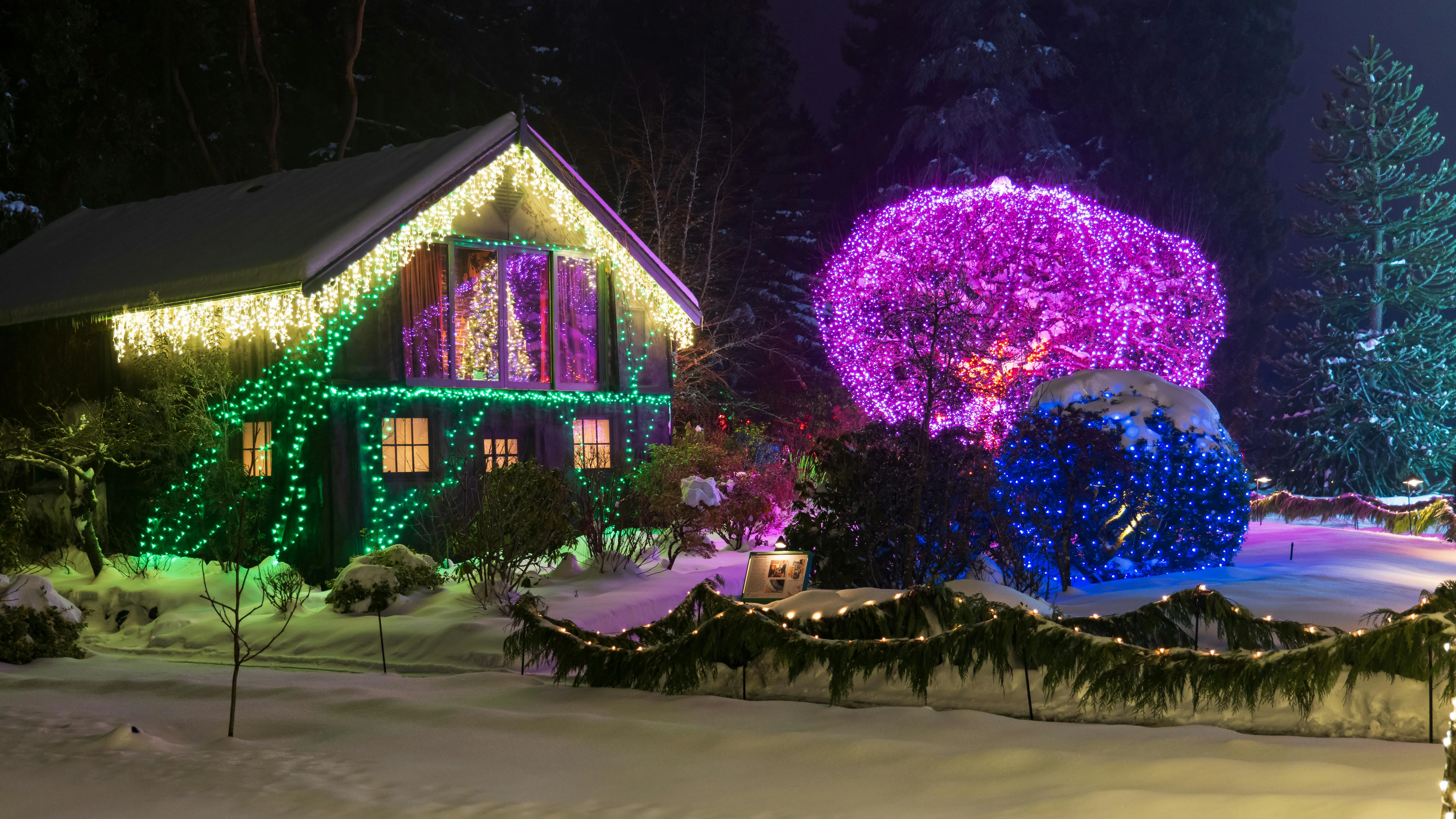 One winter fundraising idea that mixes fun and work is a christmas light fundraiser.