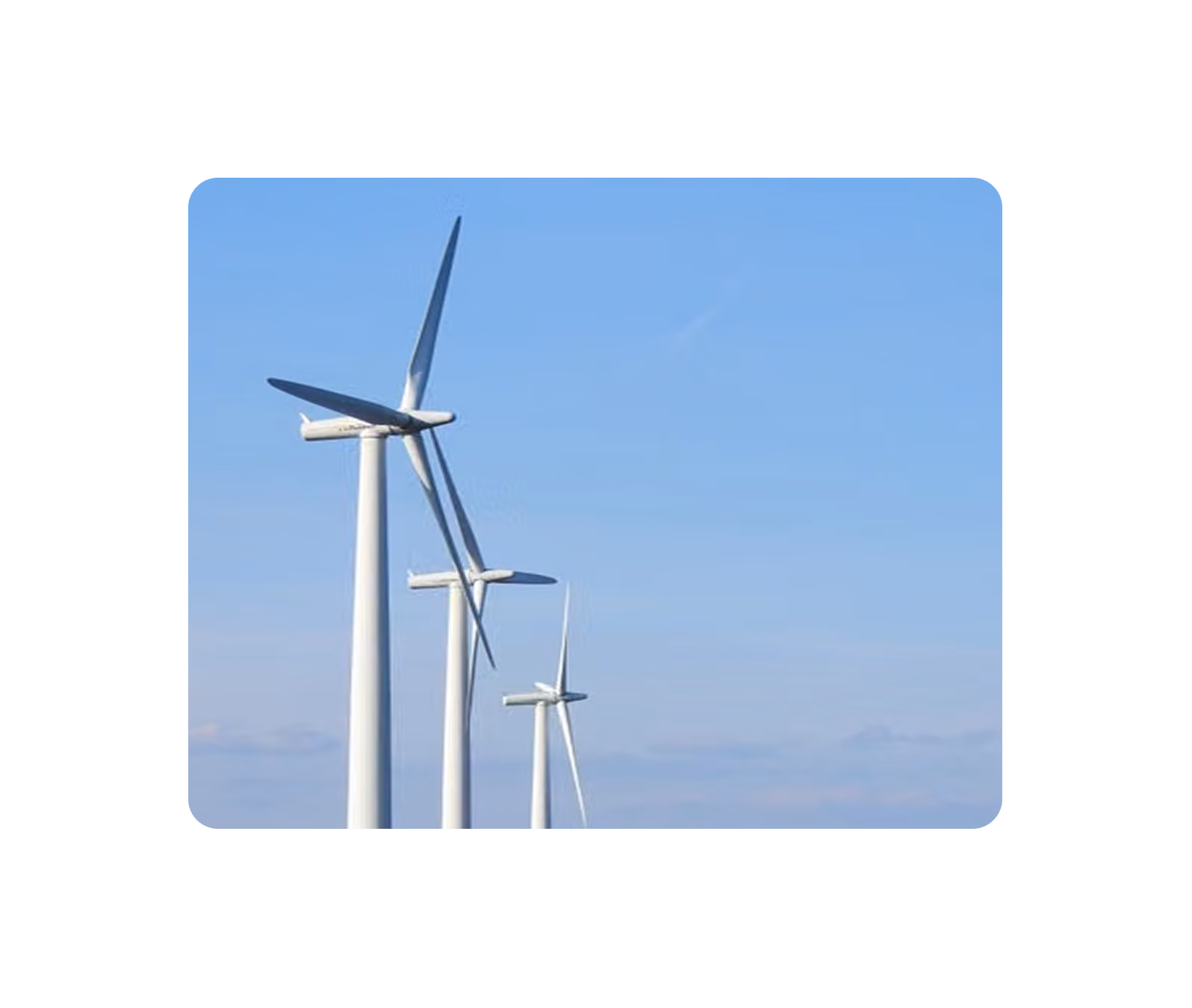 Drei Windkraftanlagen vor blauem Himmel