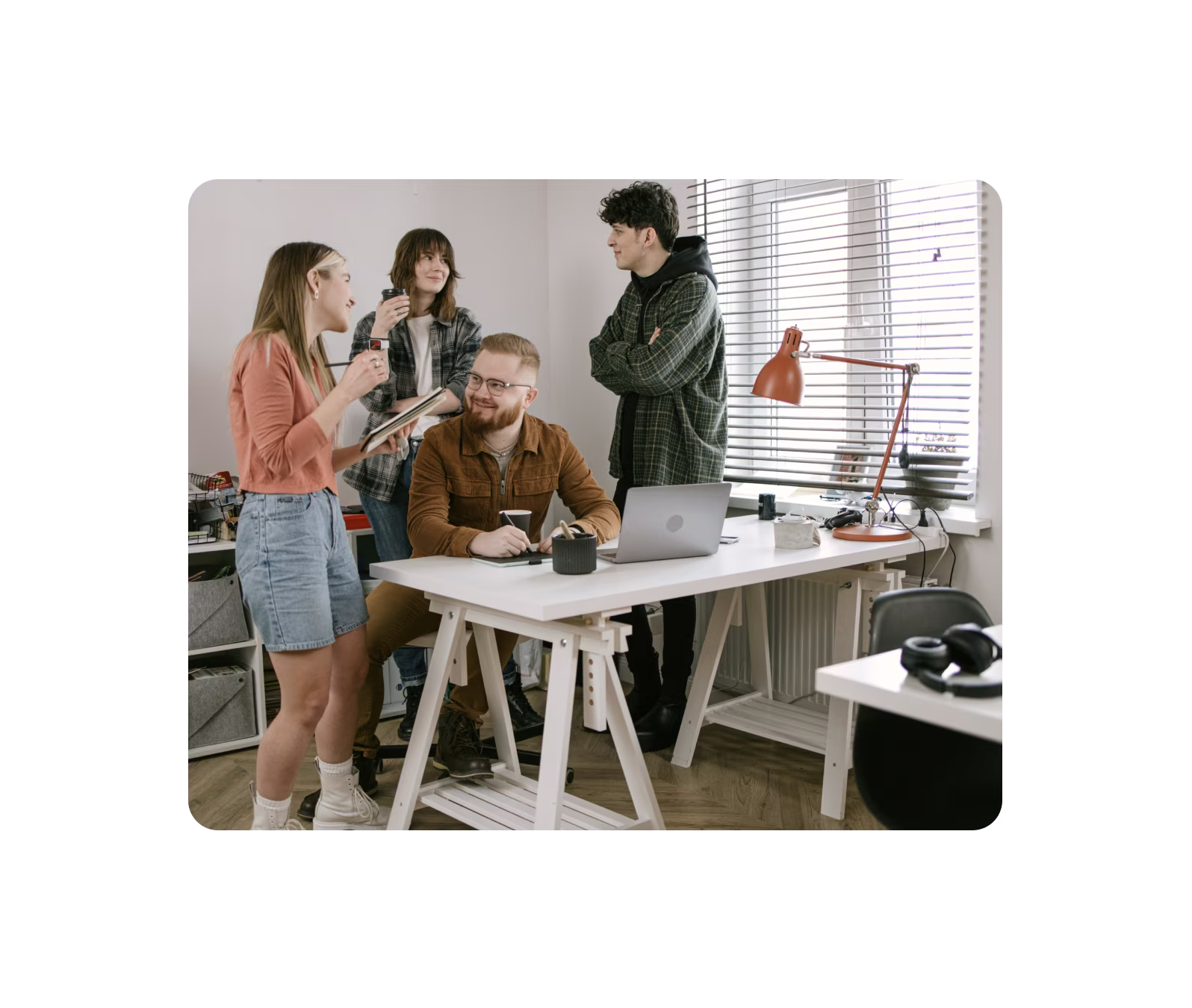 Startup-Team bei einer kurzen Besprechung am Schreibtisch