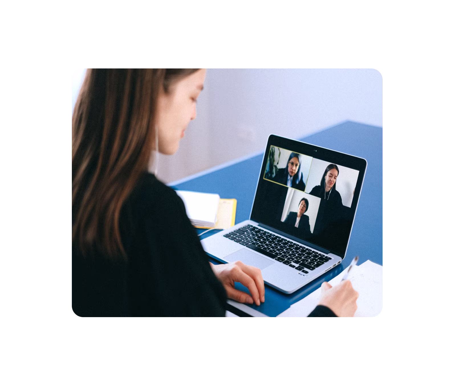 Mitarbeiterin arbeitet remote und nimmt an einem Videocall am Laptop teil