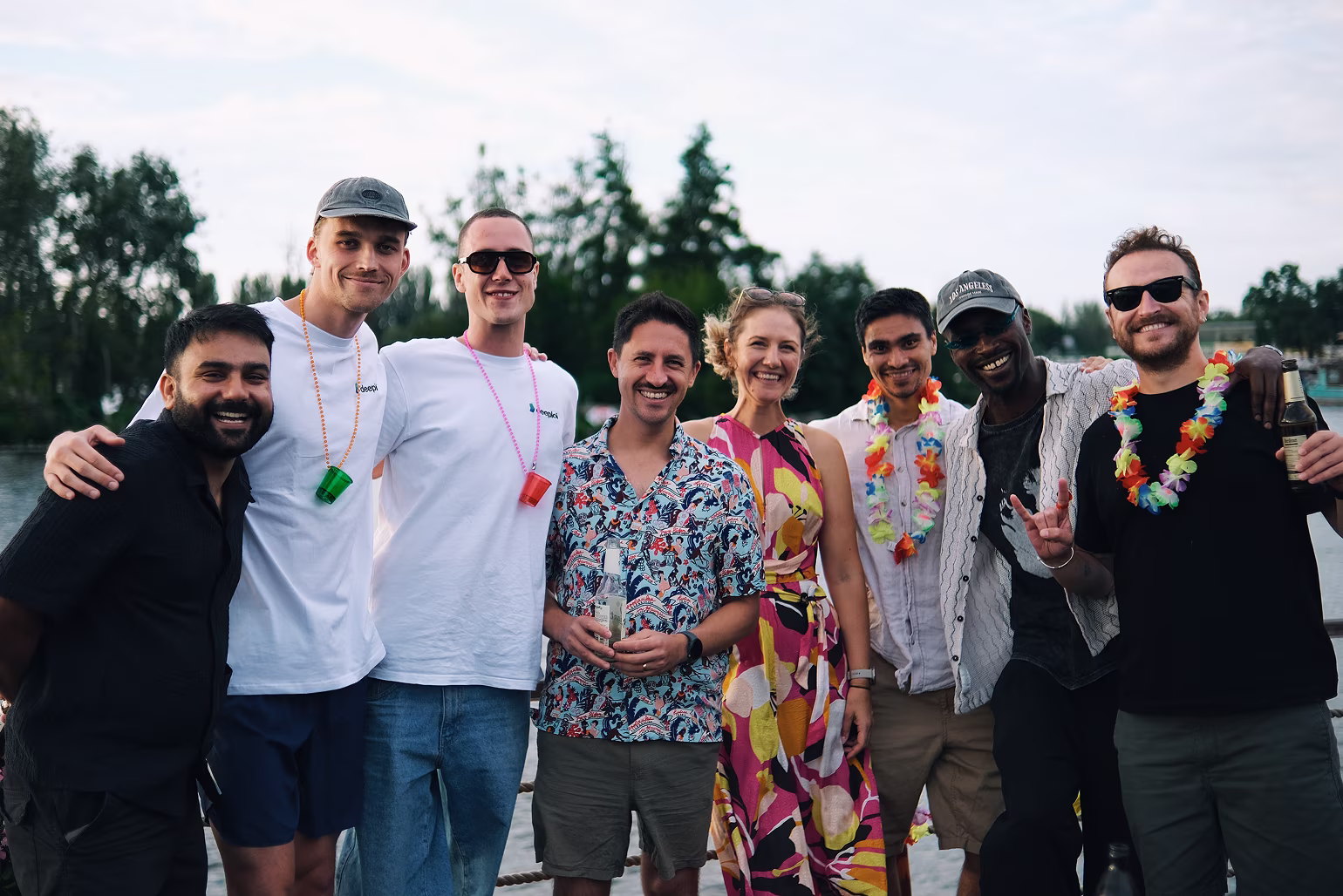 Das IT-Support-Team von deeploi beim Sommerfest am Wasser