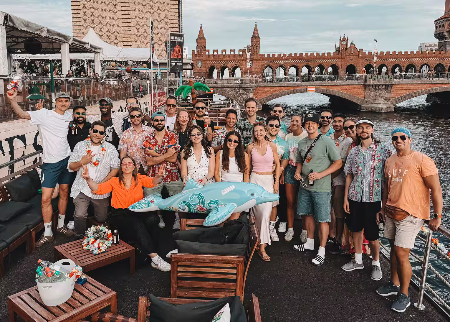 Das deeploi Team auf einer Dachterrasse in Berlin mit Blick auf die Oberbaumbrücke