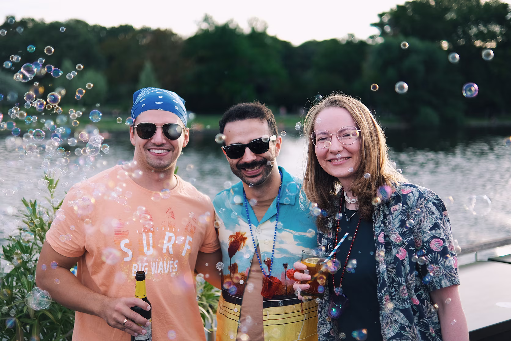 Drei Teammitglieder von deeploi auf einer Bootstour beim Sommerfest