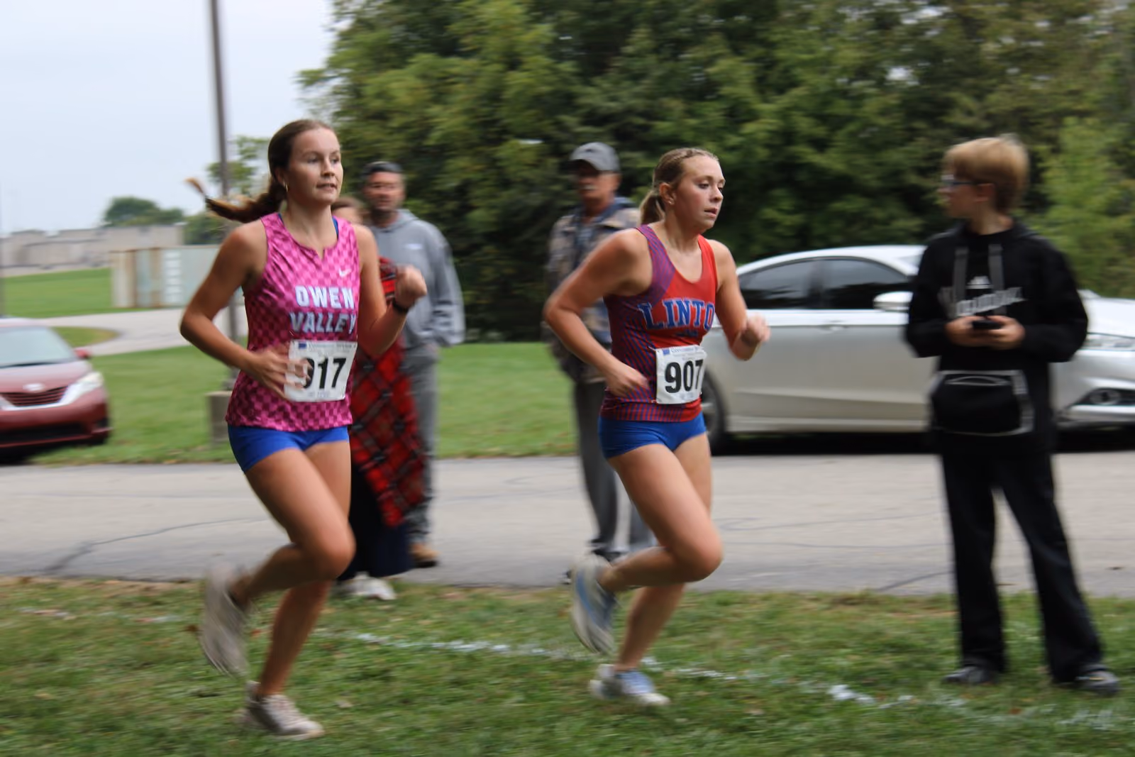 Abigail Hunsicker passes a Linton-Stockton runner on the final stretch of the race securing a time of 27:40. TYLER DEFORD | THE OWEN NEWS