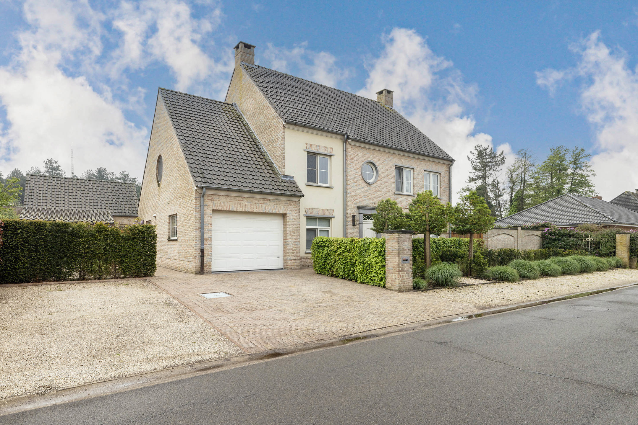 Instapklare villa met 6 Slaapkamers en Zwembad