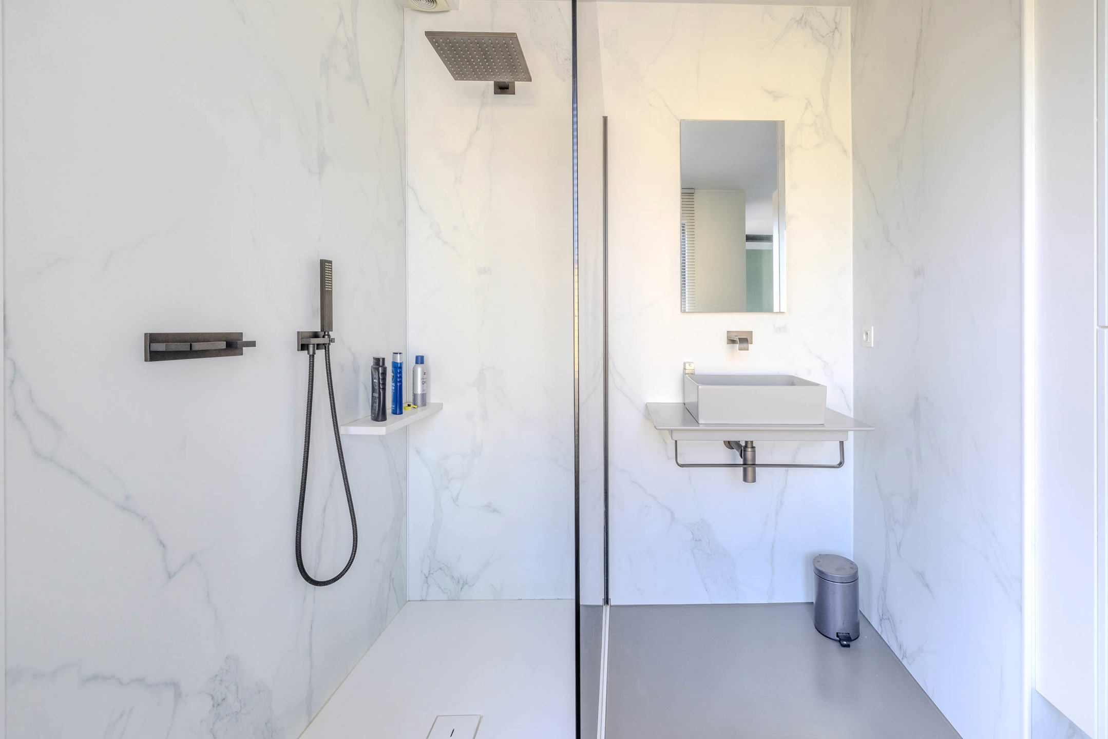 Mooi gerenoveerd dakappartement van 77 m² in Merksem!
