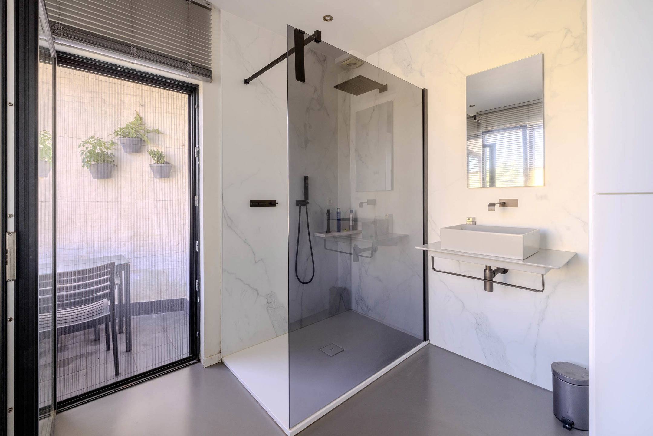 Mooi gerenoveerd dakappartement van 77 m² in Merksem!
