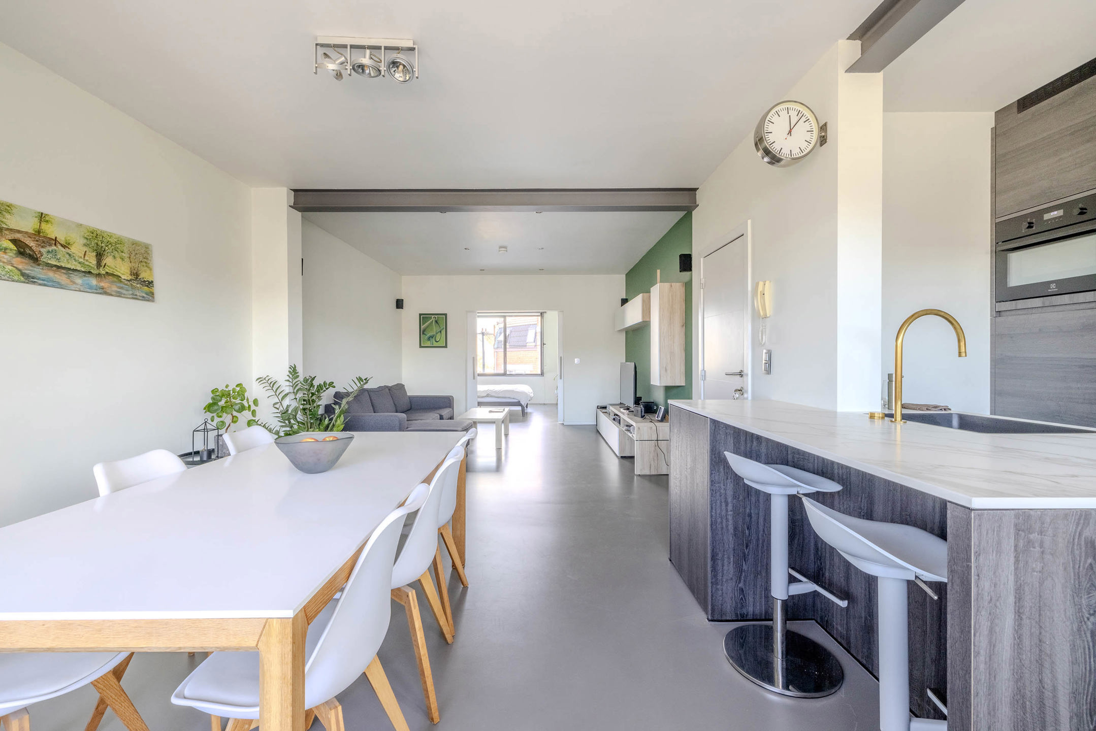 Mooi gerenoveerd dakappartement van 77 m² in Merksem!