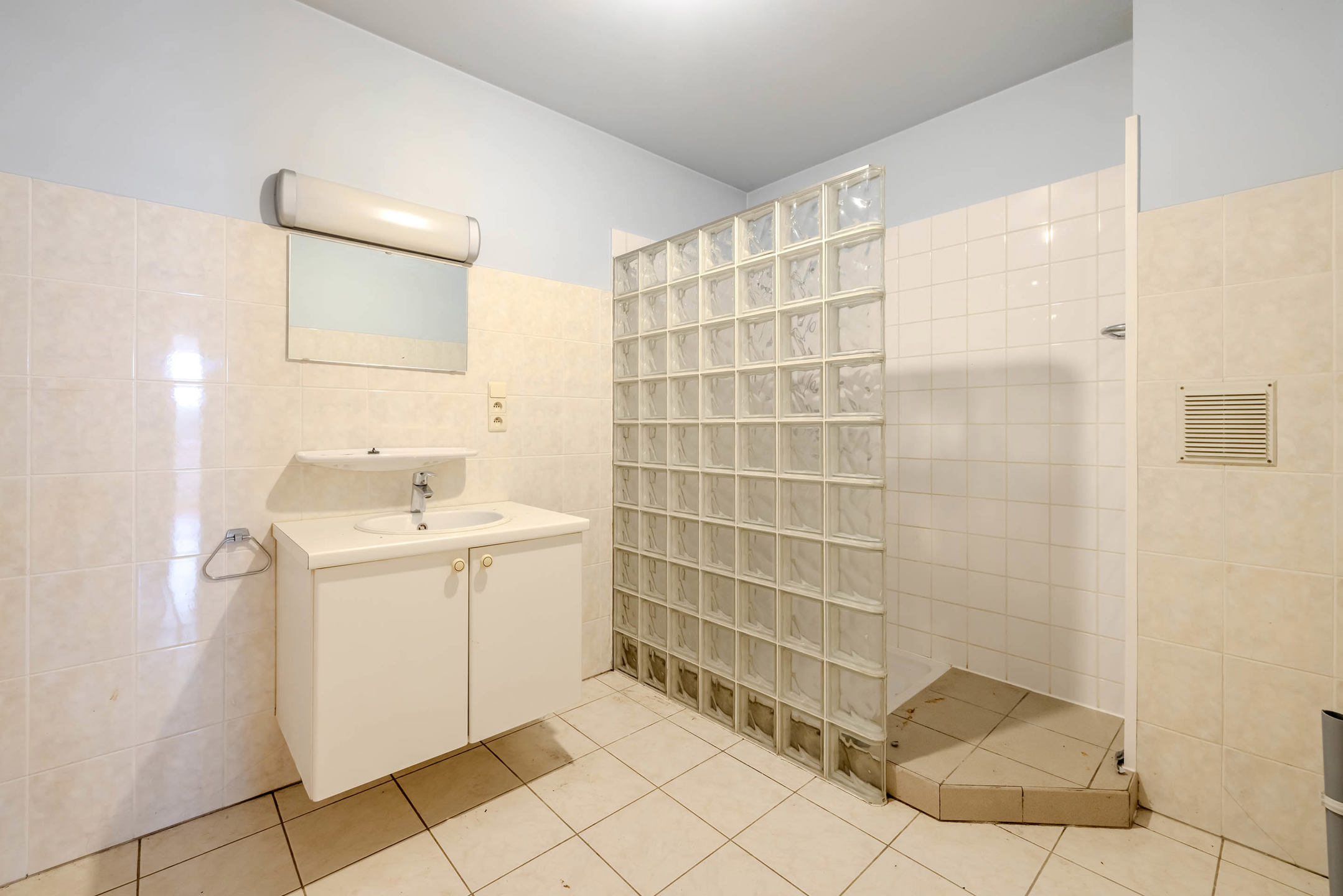 Gelijkvloers appartement met 1 slaapkamer en garage!