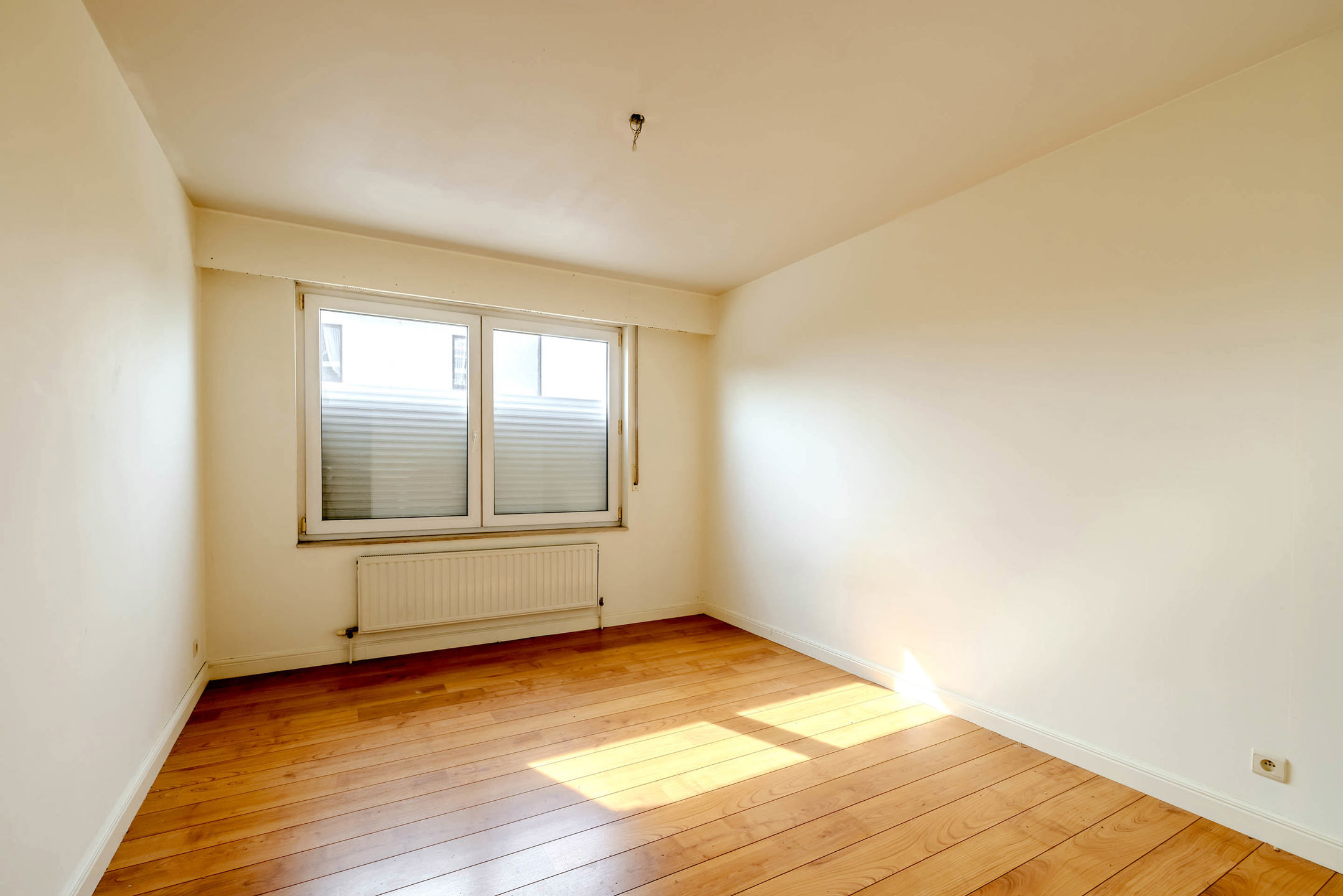 Gelijkvloers appartement met 1 slaapkamer en garage!