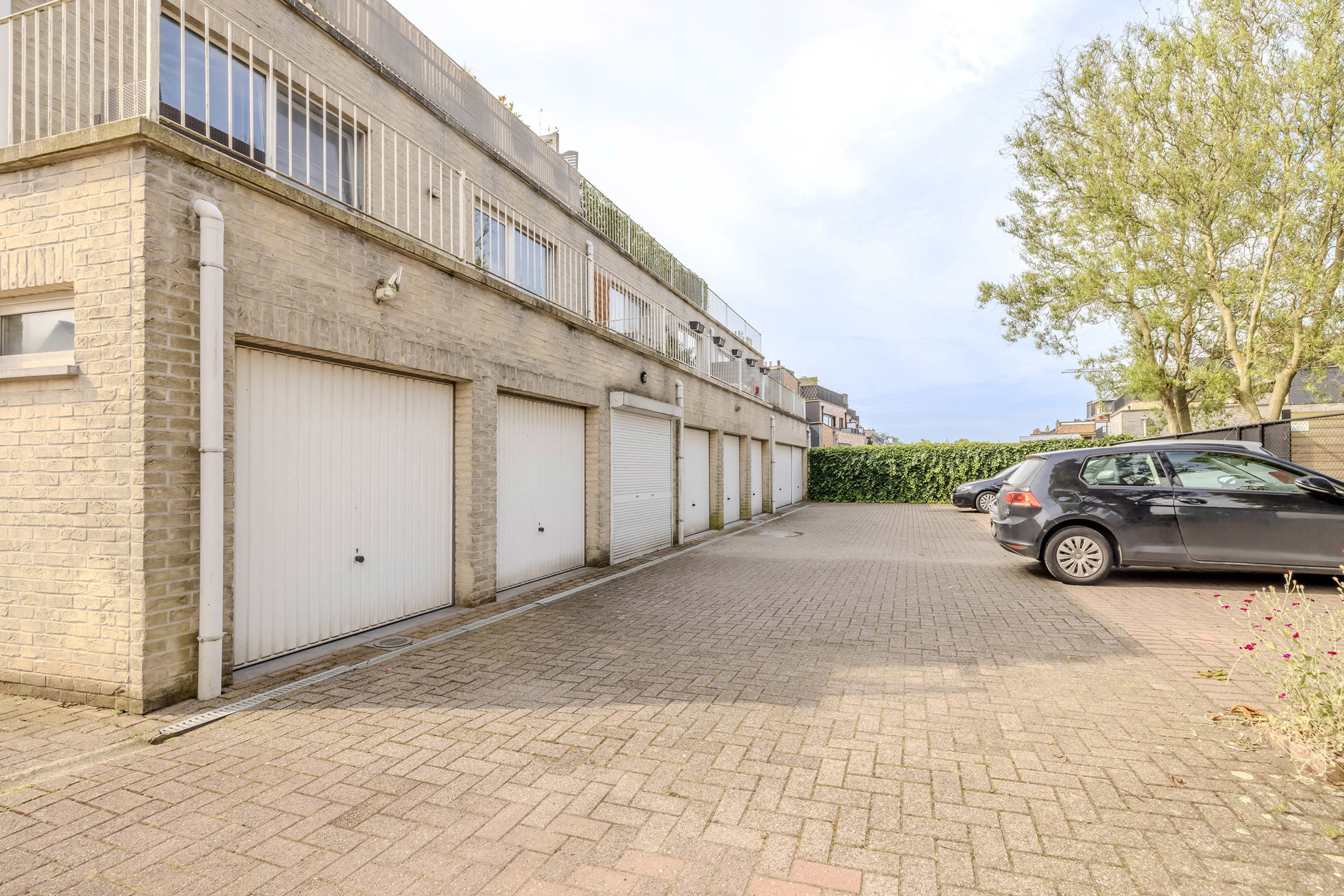 Gelijkvloers appartement met 1 slaapkamer en garage!