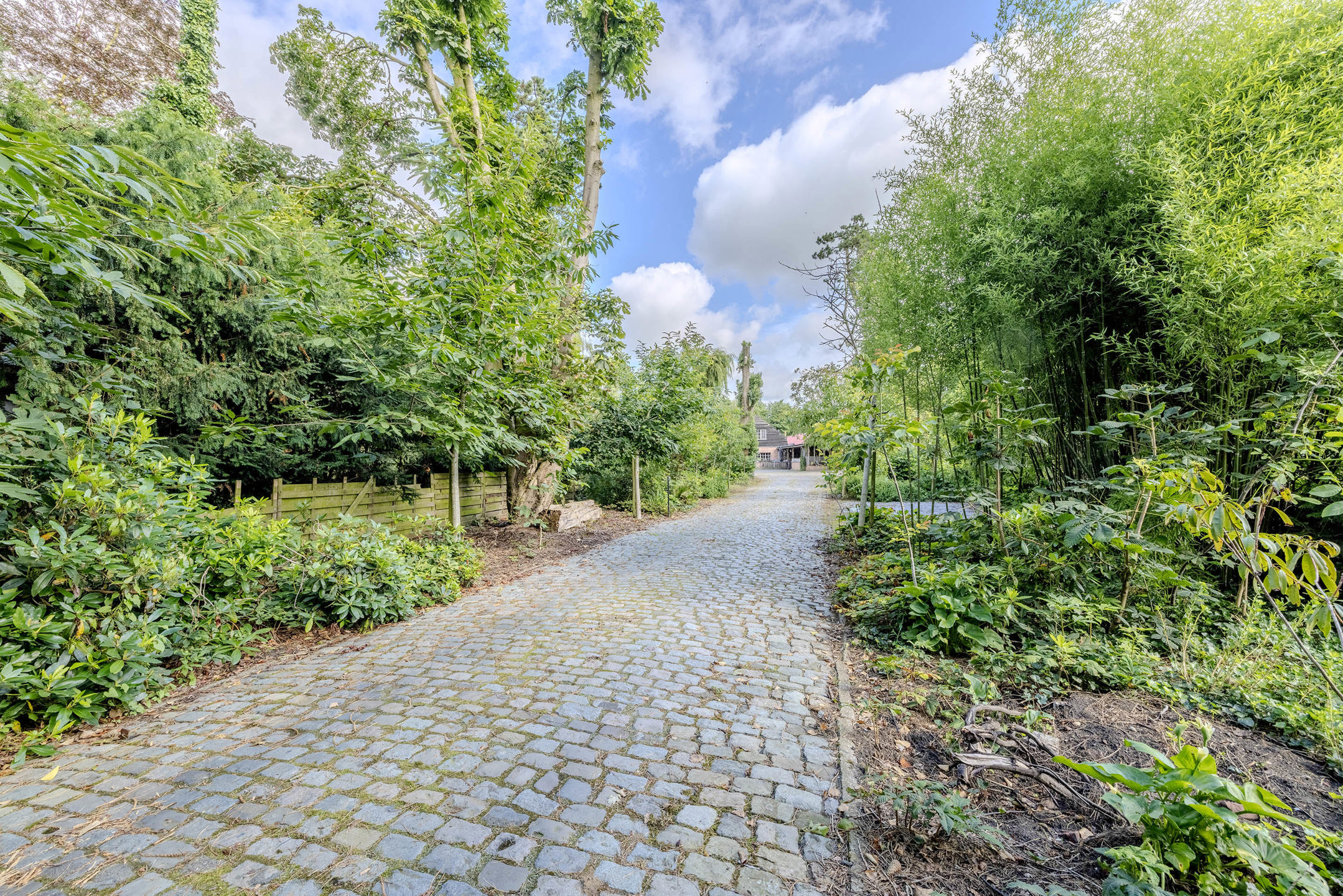 Woning op perceel van 7.028m²!