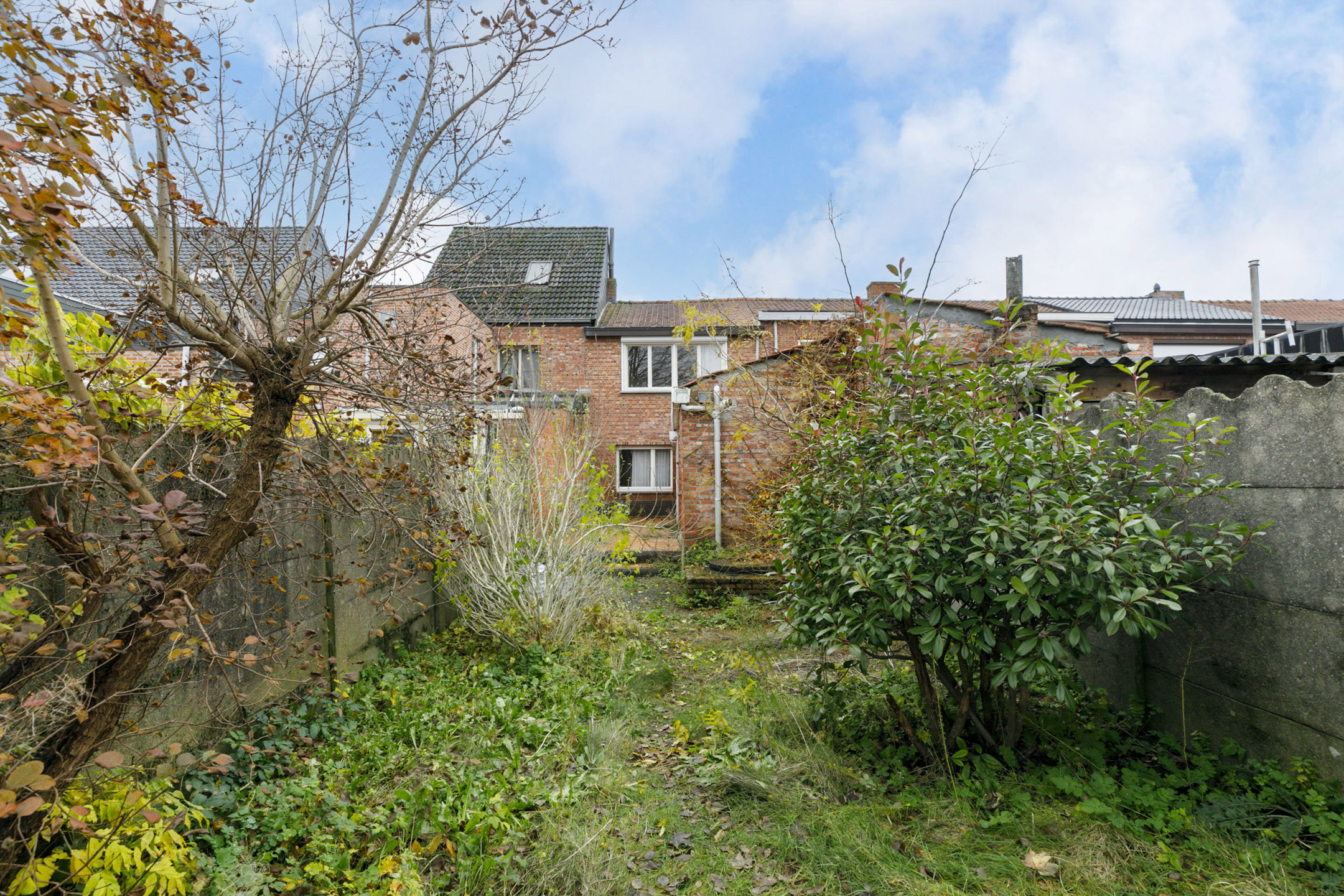 Centraal gelegen te renoveren woning met potentieel