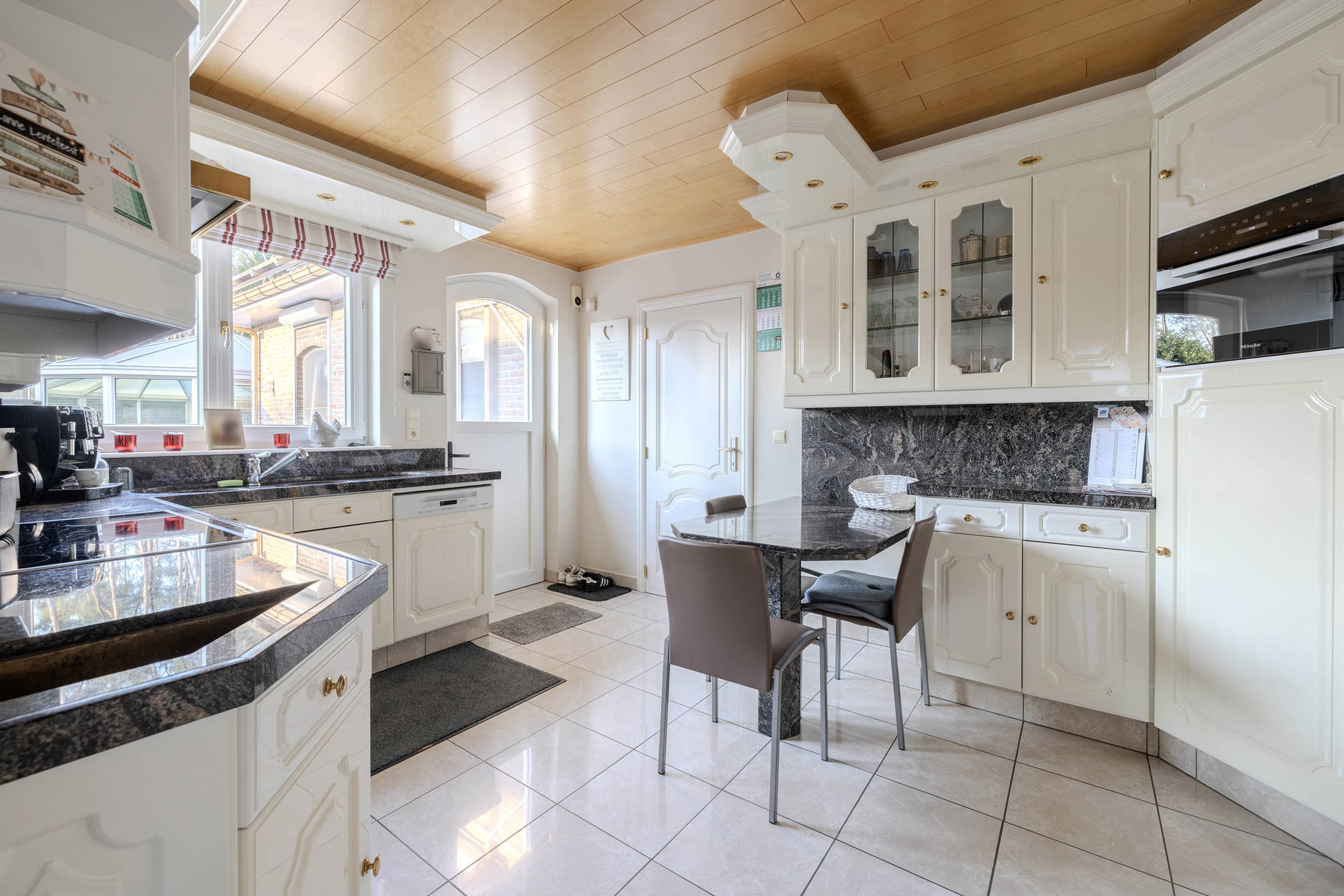 Instapklare gelijkvloerse woning met bijgebouw op 991 m²!
