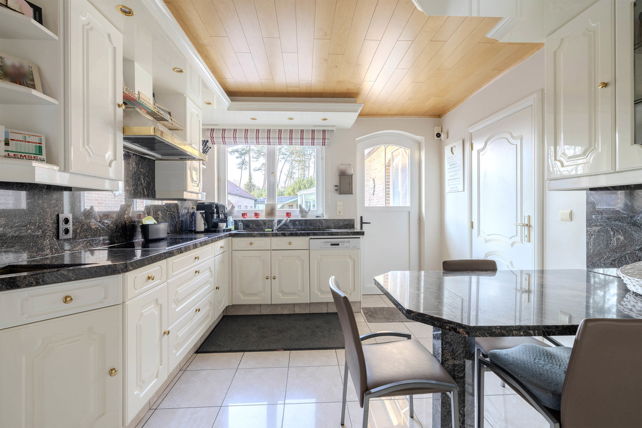 Instapklare gelijkvloerse woning met bijgebouw op 991 m²!