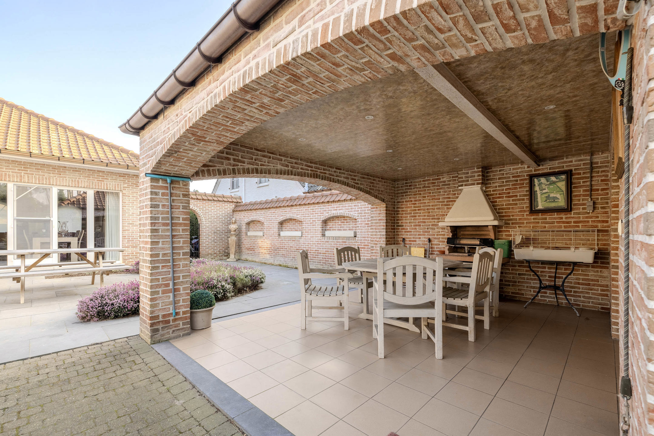 Instapklare gelijkvloerse woning met bijgebouw op 991 m²!