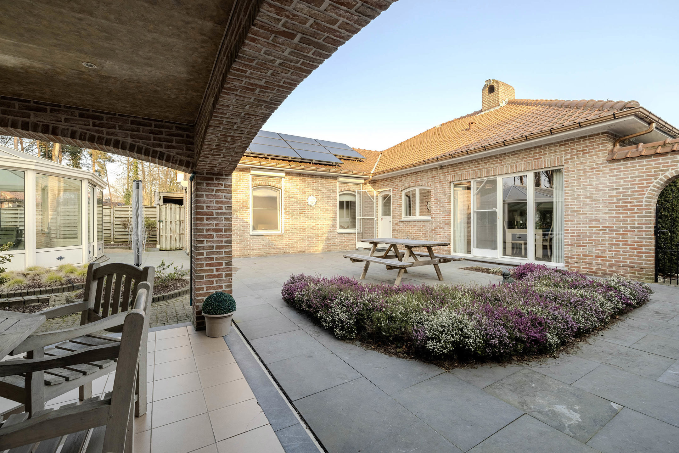 Instapklare gelijkvloerse woning met bijgebouw op 991 m²!