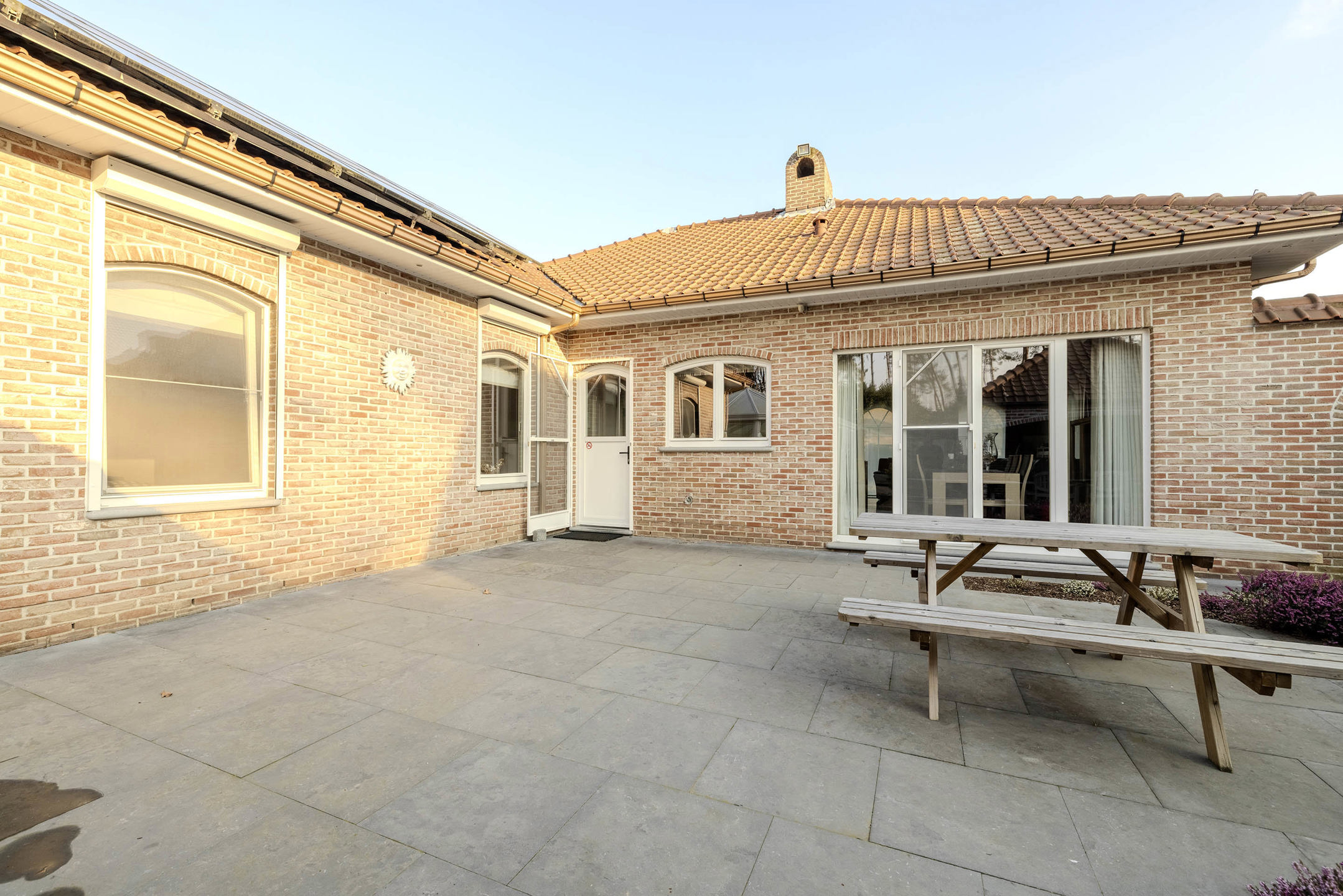 Instapklare gelijkvloerse woning met bijgebouw op 991 m²!