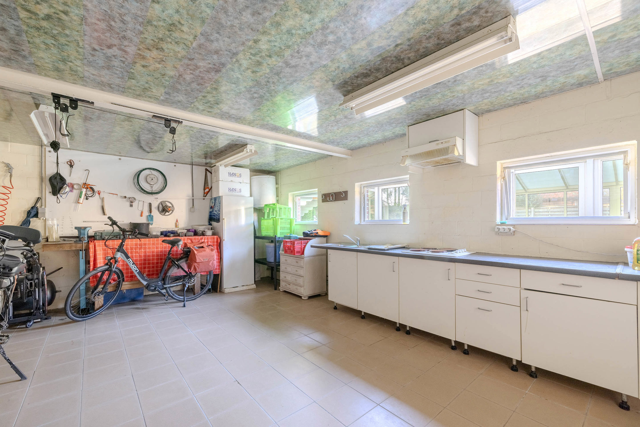 Instapklare gelijkvloerse woning met bijgebouw op 991 m²!