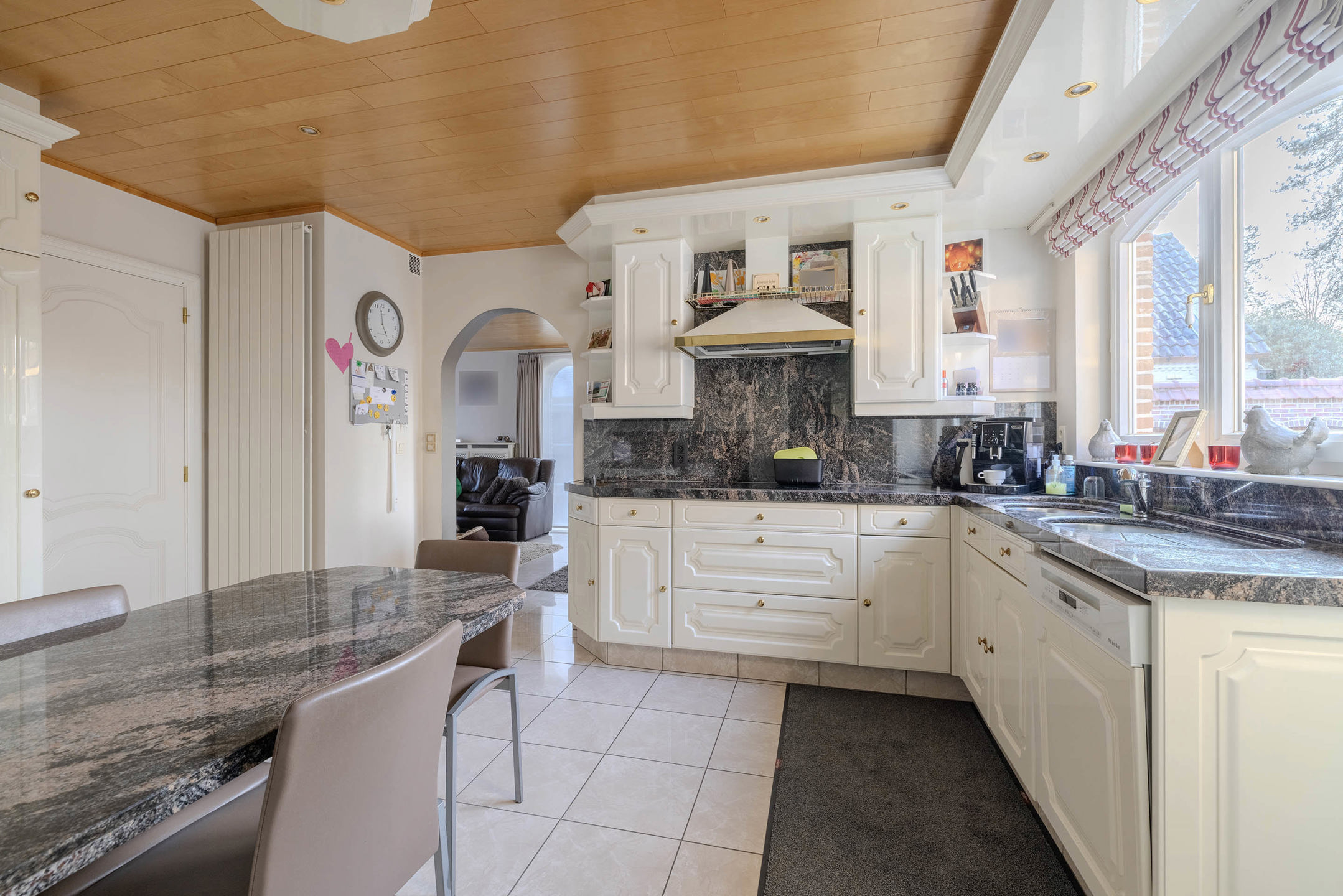 Instapklare gelijkvloerse woning met bijgebouw op 991 m²!