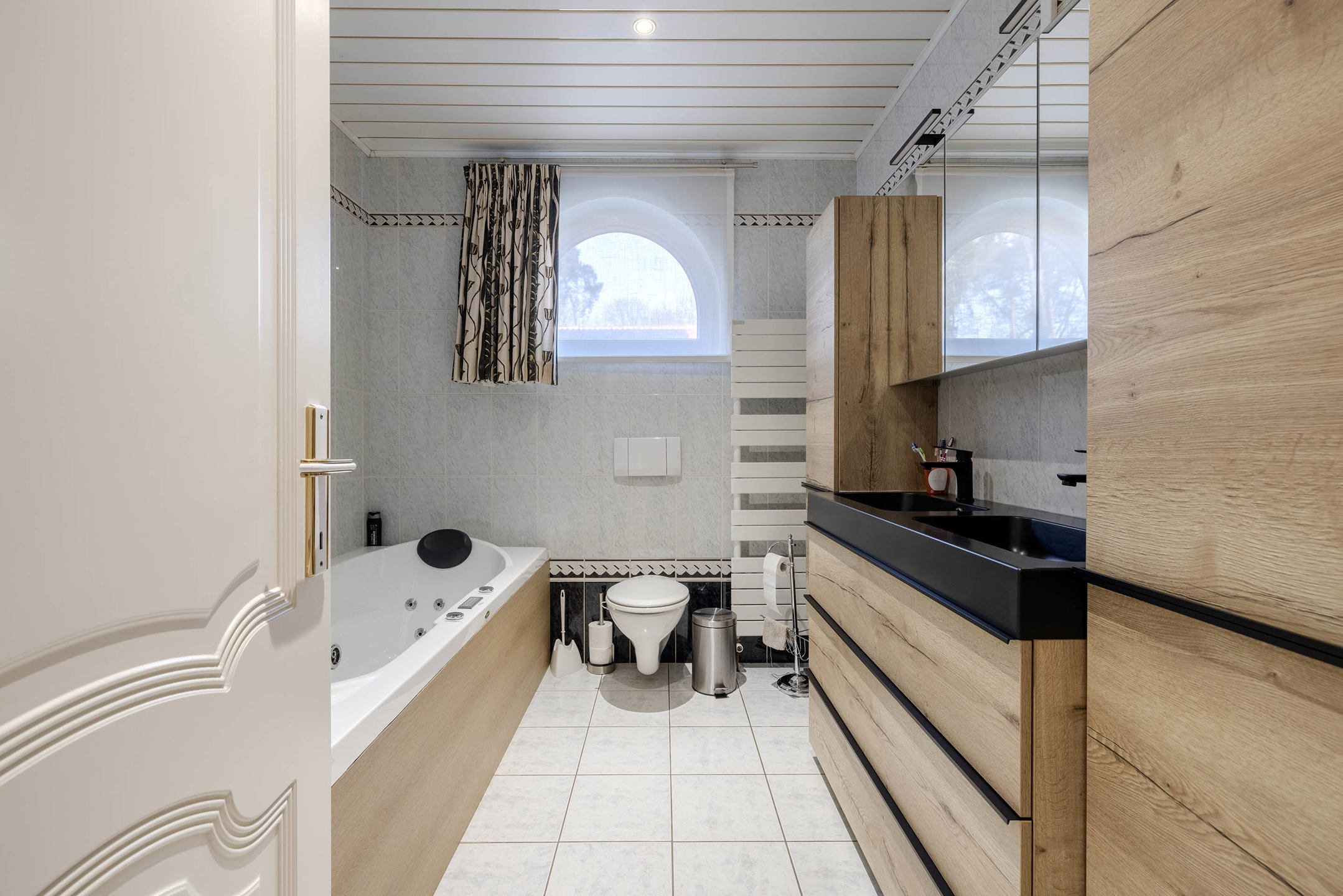 Instapklare gelijkvloerse woning met bijgebouw op 991 m²!