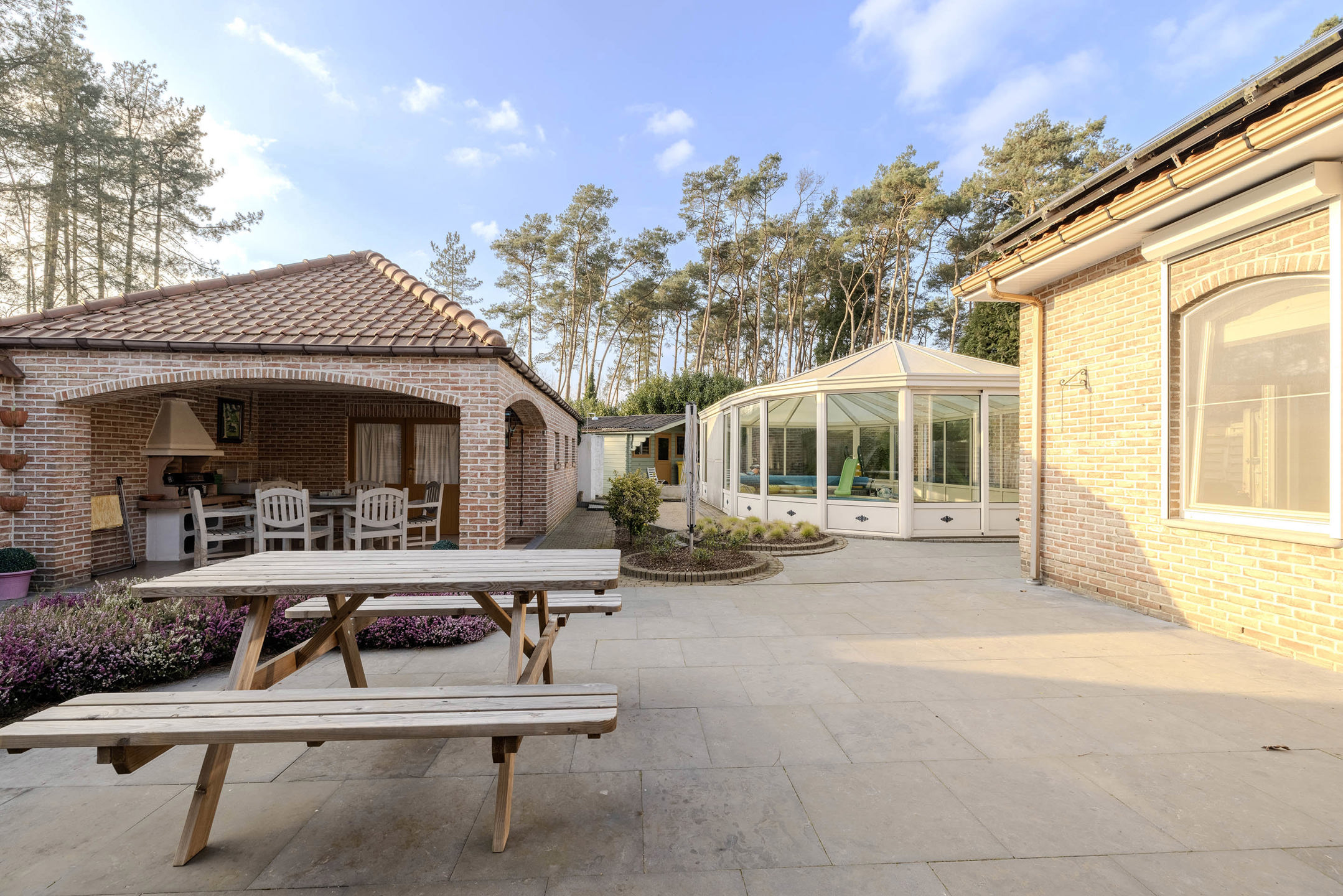 Instapklare gelijkvloerse woning met bijgebouw op 991 m²!