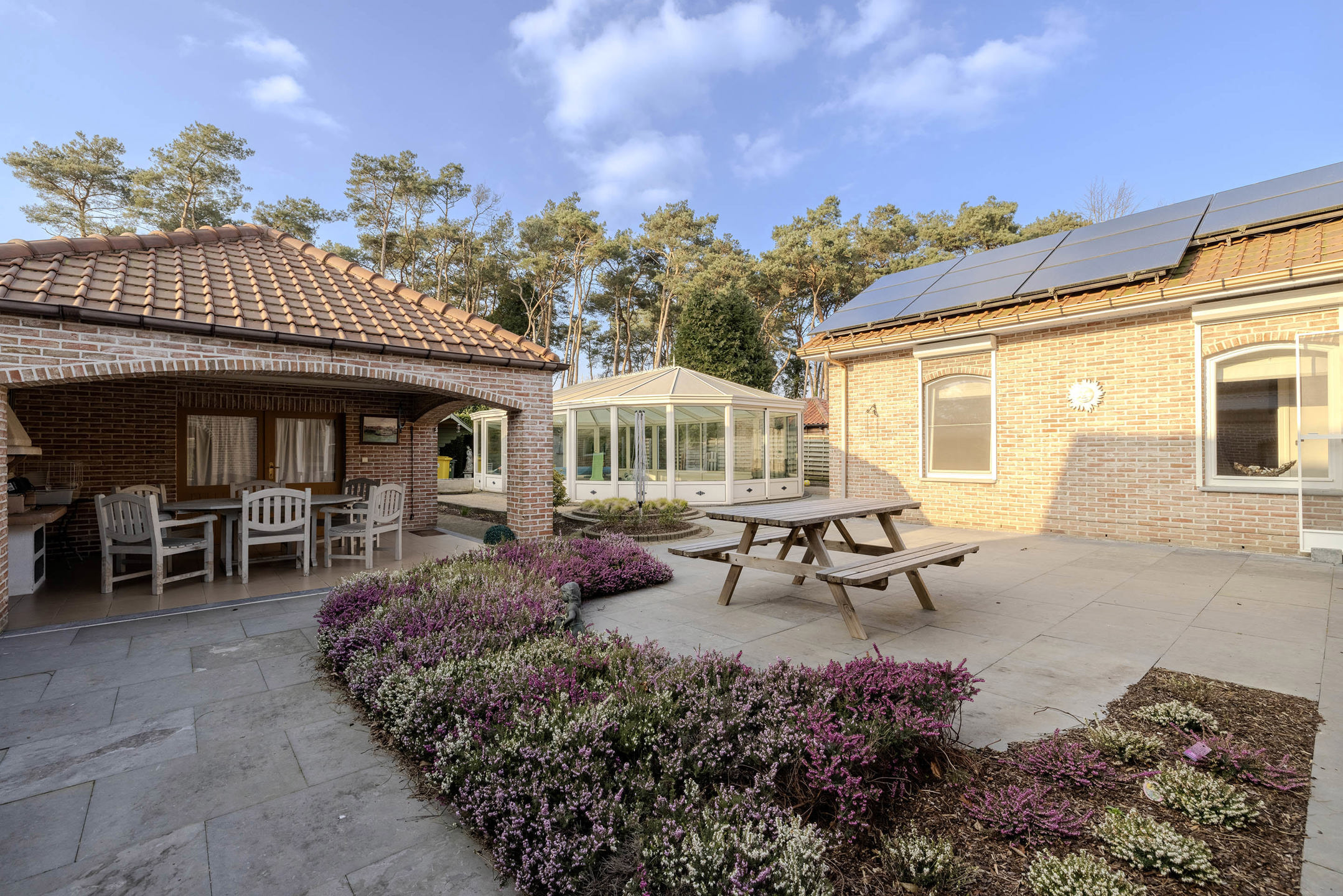 Instapklare gelijkvloerse woning met bijgebouw op 991 m²!