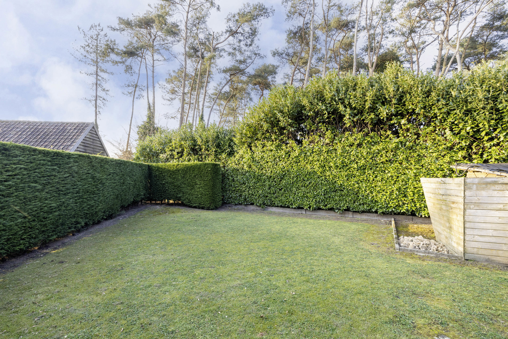 Instapklare gelijkvloerse woning met bijgebouw op 991 m²!