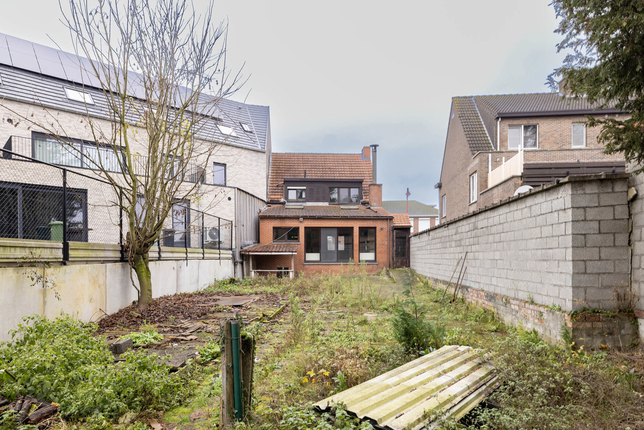 Te renoveren woning in Sint-Lenaarts op 612 m²!