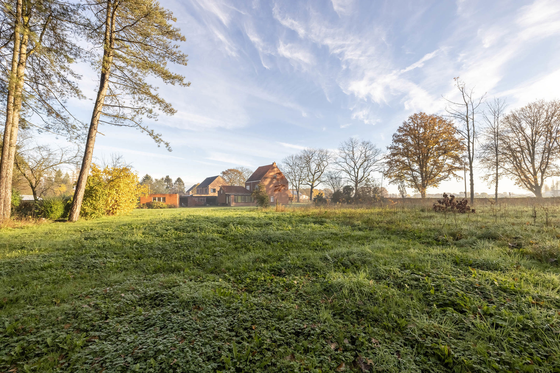 Uniek gelegen renovatieproject op 8.222m²