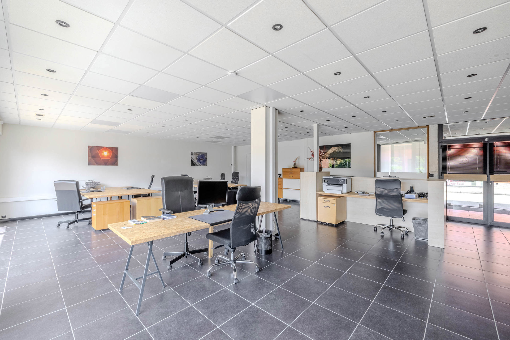 Winkel/kantoorruimte van 148 m² met 3 privé staanplaatsen!