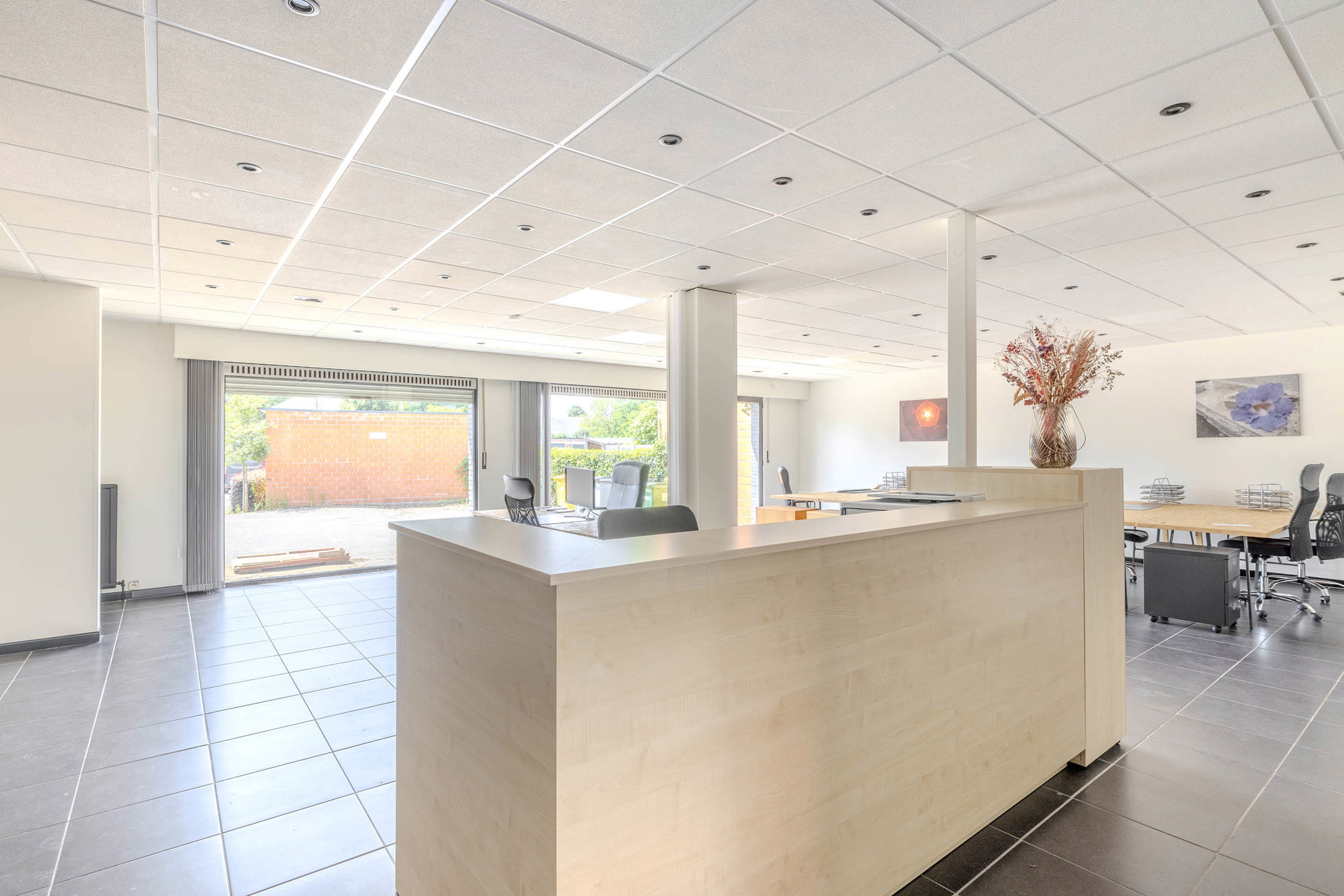 Winkel/kantoorruimte van 148 m² met 3 privé staanplaatsen!