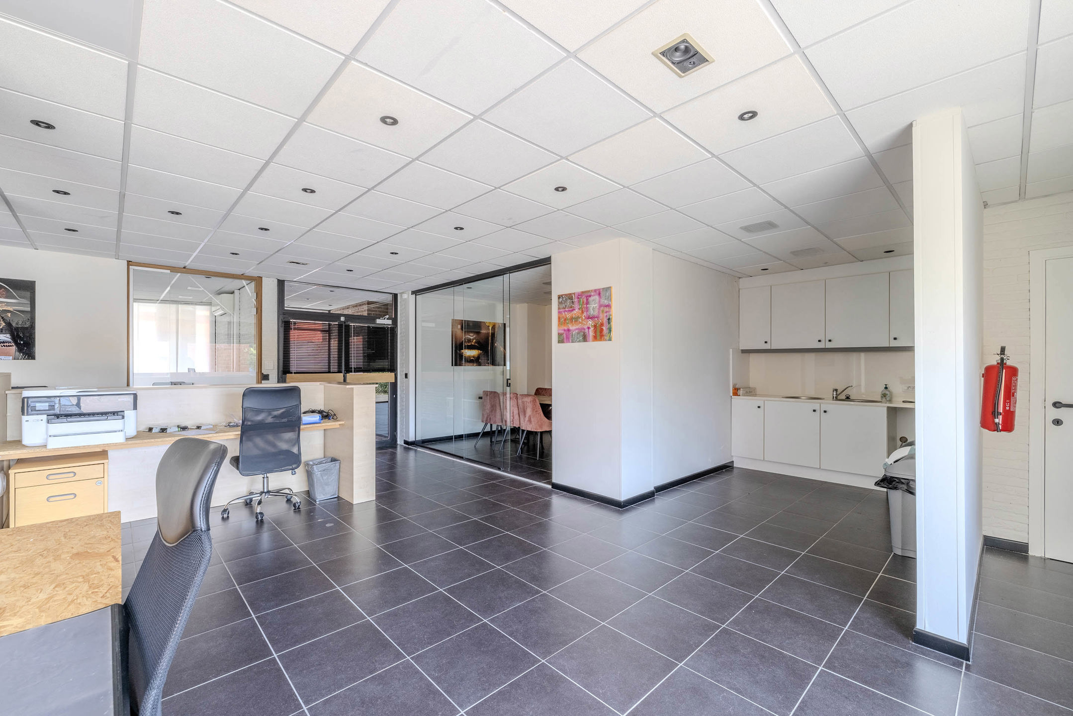Winkel/kantoorruimte van 148 m² met 3 privé staanplaatsen!