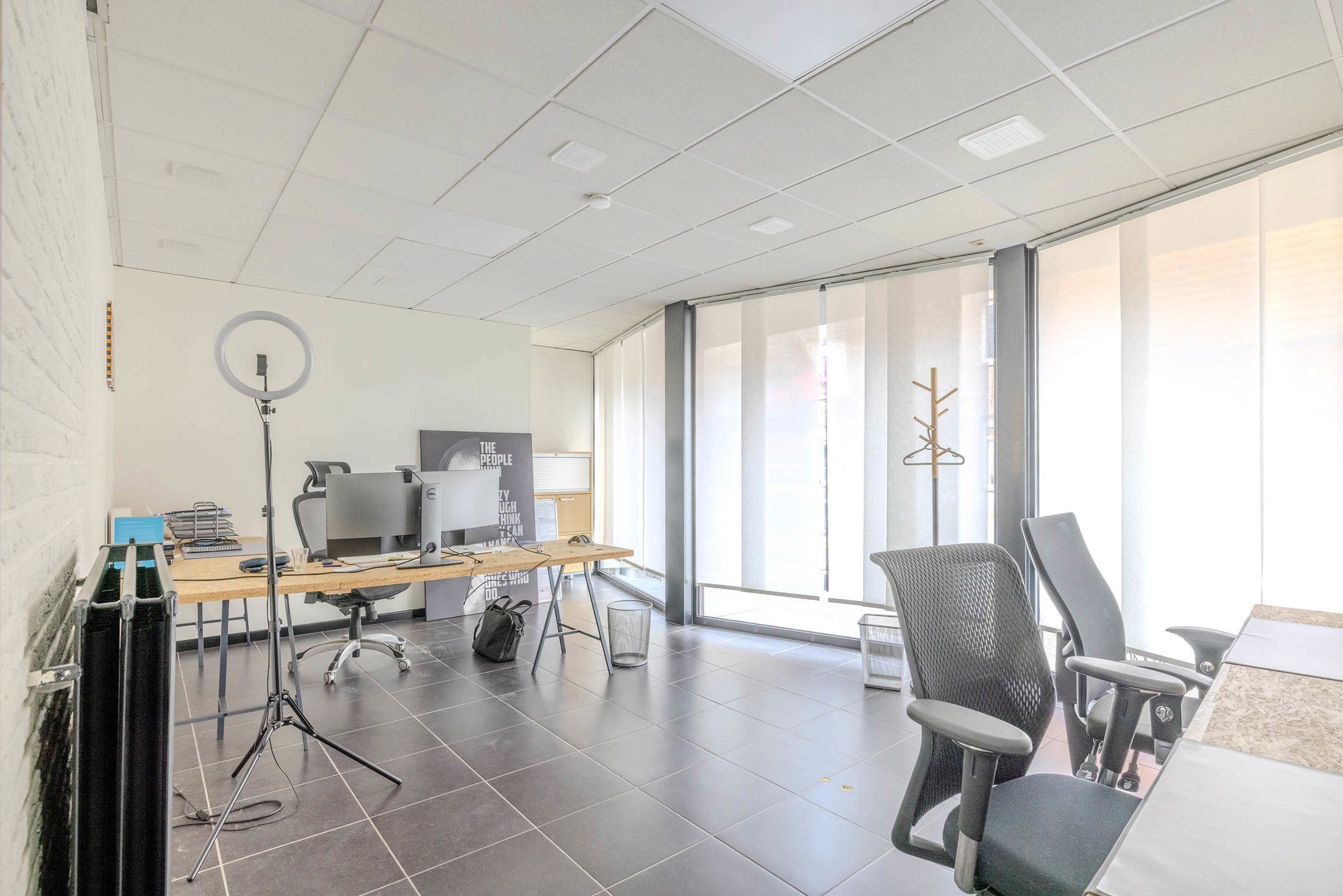 Winkel/kantoorruimte van 148 m² met 3 privé staanplaatsen!