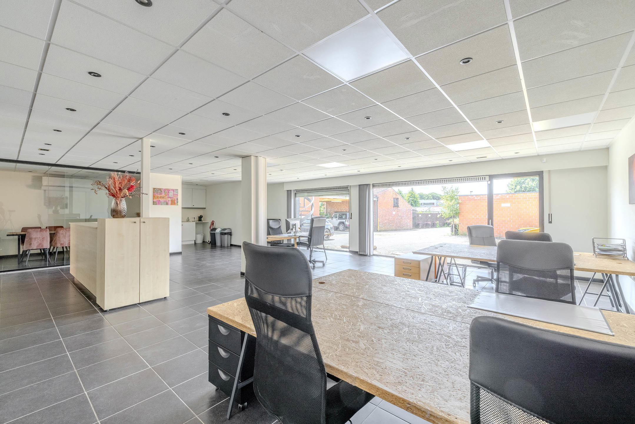 Winkel/kantoorruimte van 148 m² met 3 privé staanplaatsen!