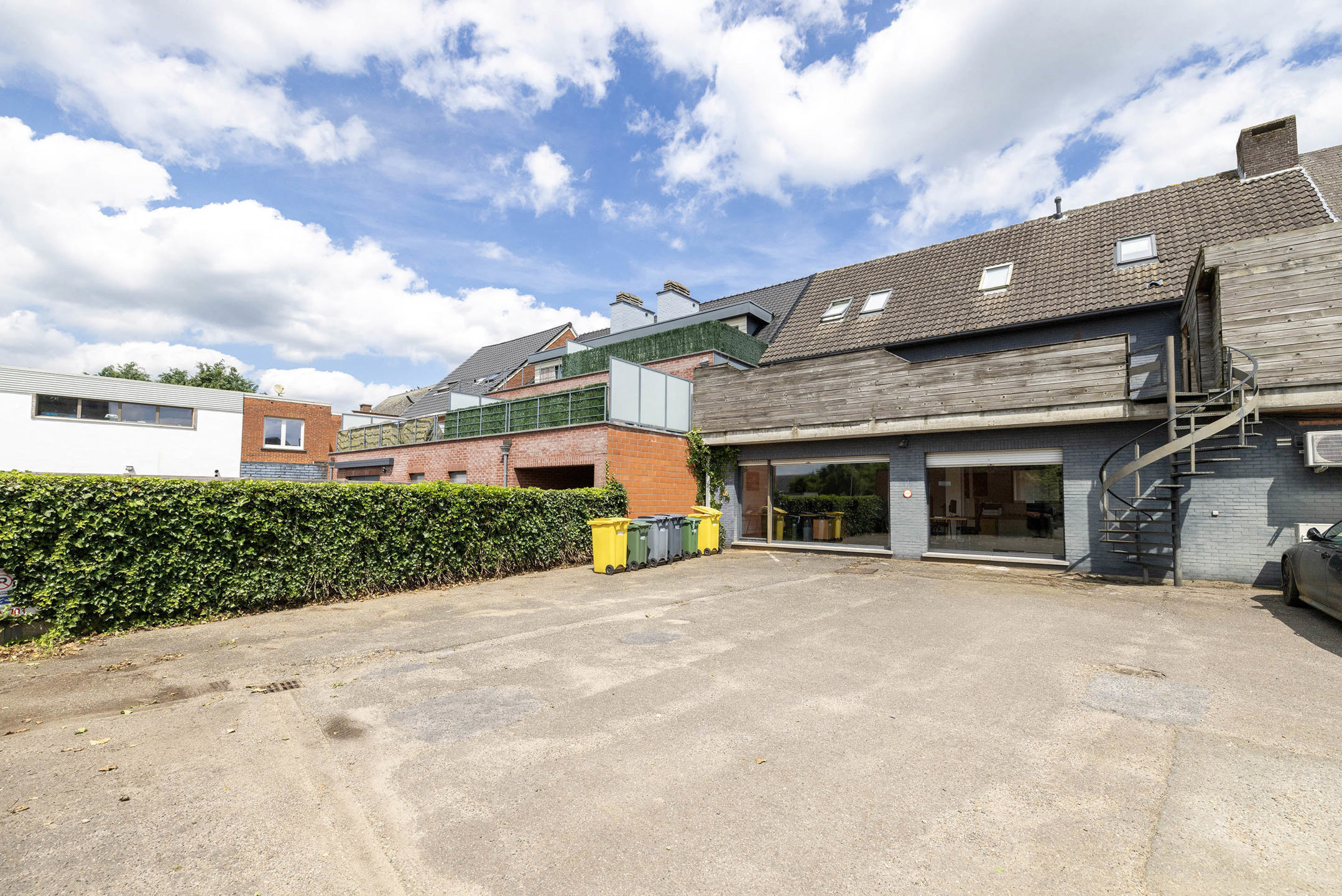 Winkel/kantoorruimte van 148 m² met 3 privé staanplaatsen!