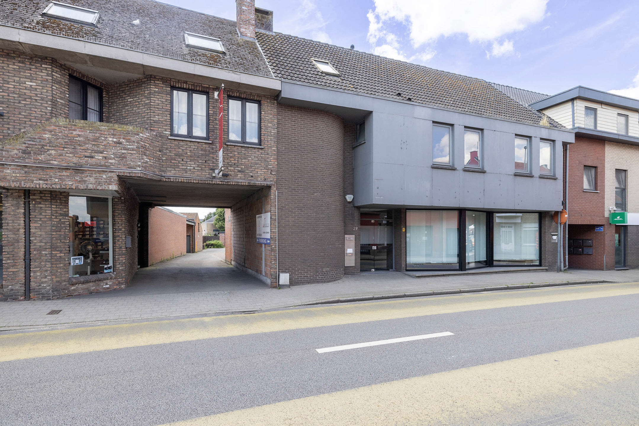 Winkel/kantoorruimte van 148 m² met 3 privé staanplaatsen!