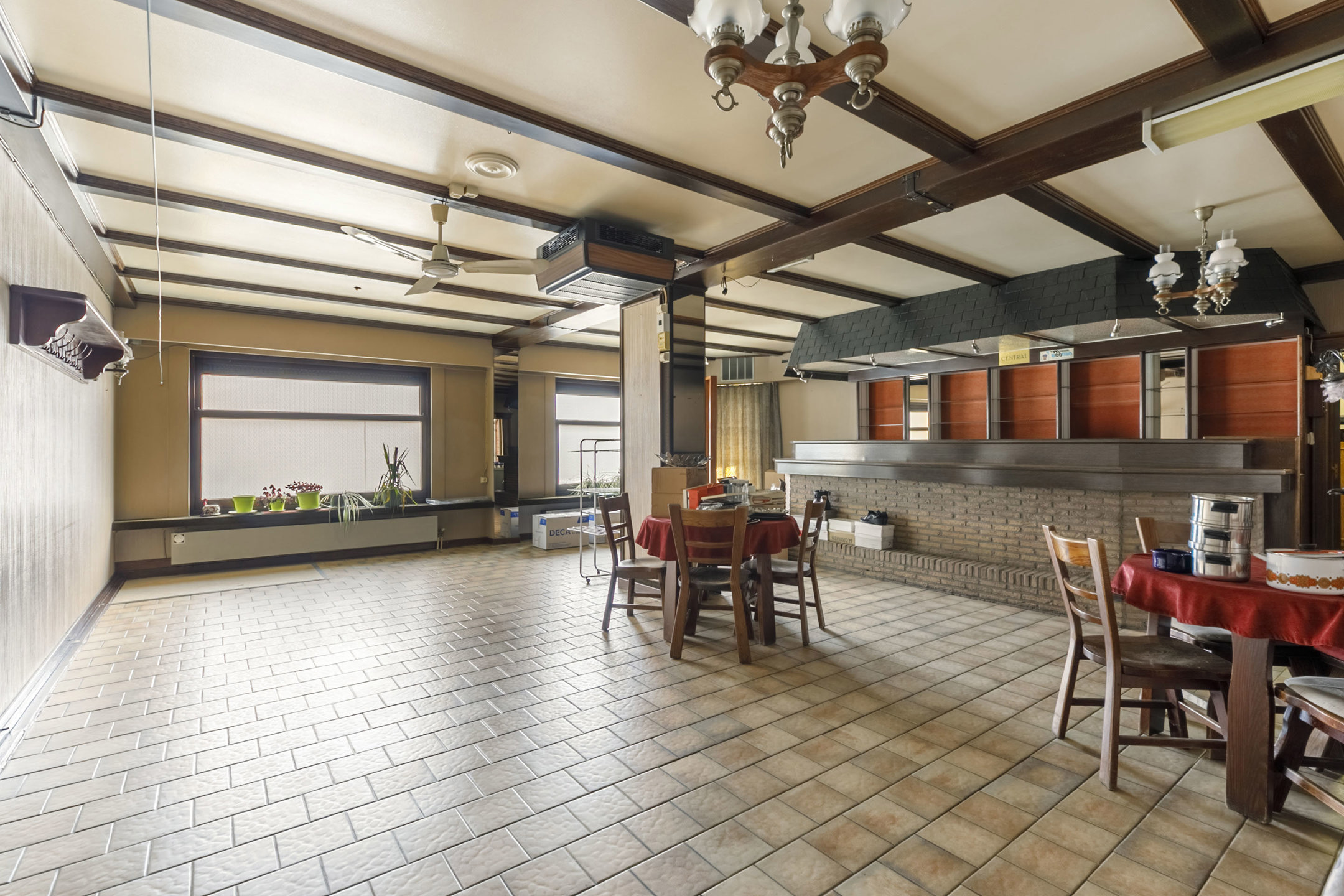 Handelshuis in centrum Malle, voormalig café Central!