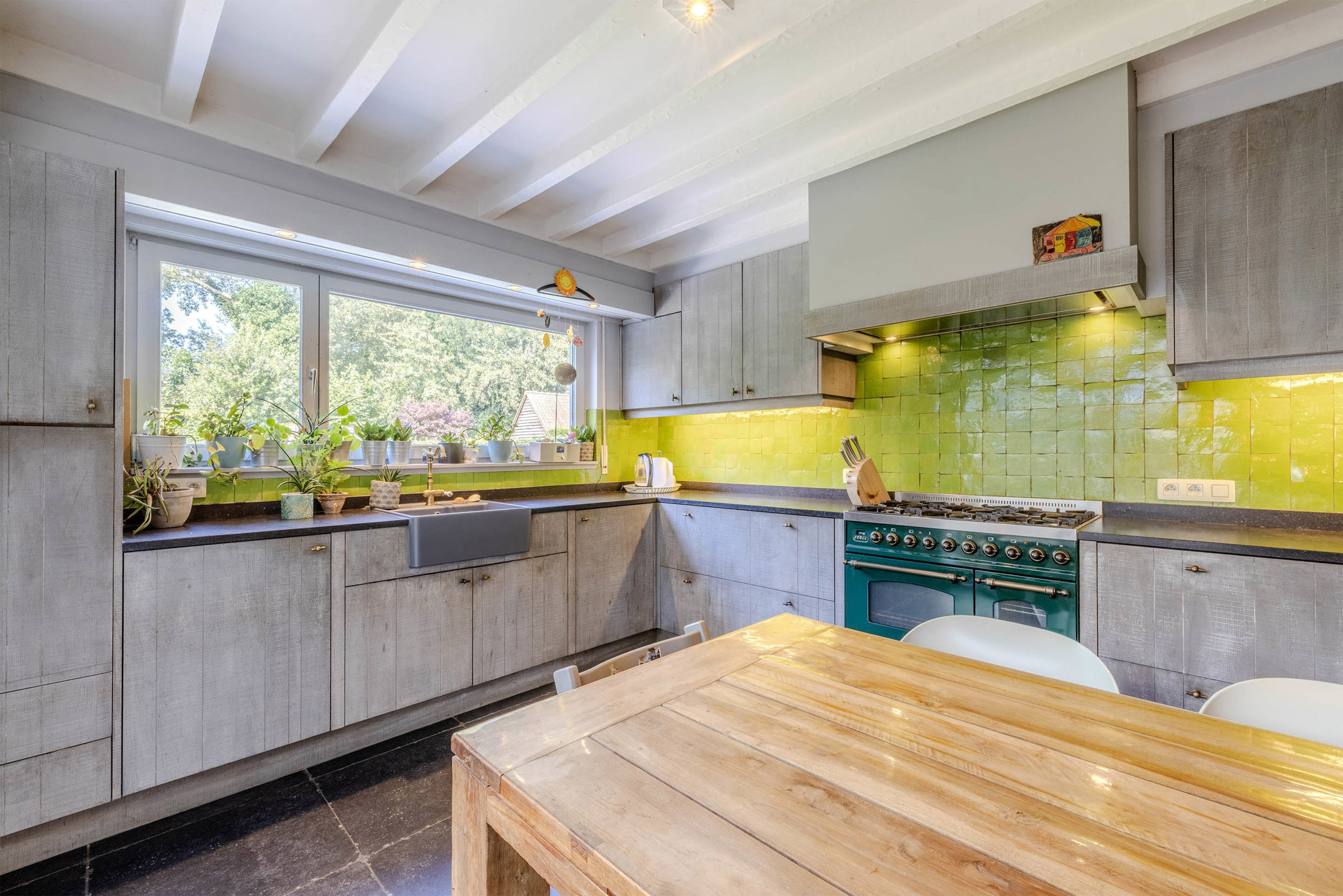 Ruime woning met 6 slaapkamers op een perceel van 1.084m²!