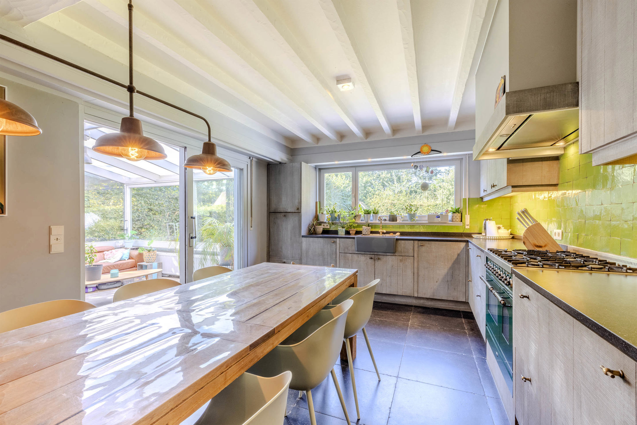 Ruime woning met 6 slaapkamers op een perceel van 1.084m²!