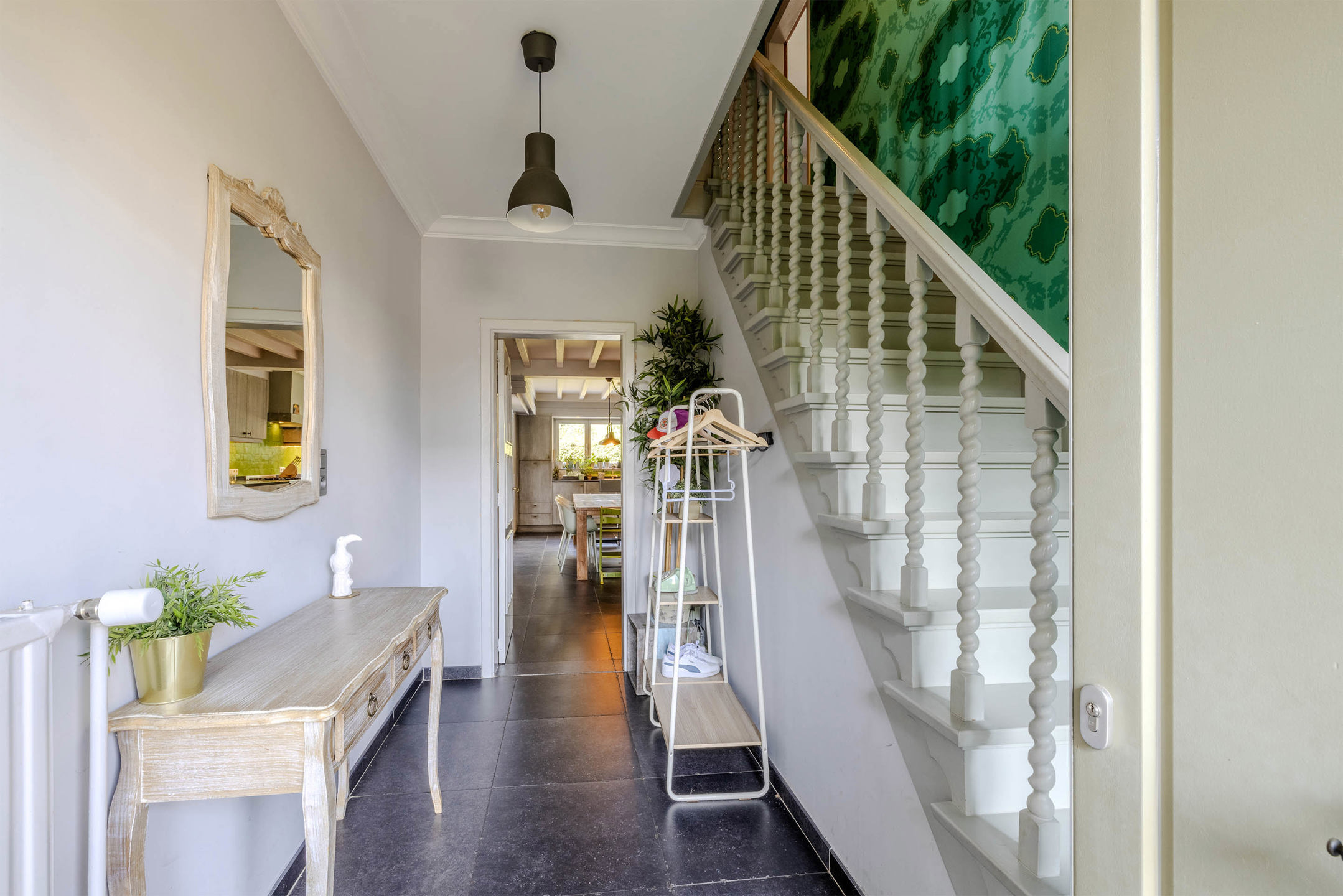 Ruime woning met 6 slaapkamers op een perceel van 1.084m²!