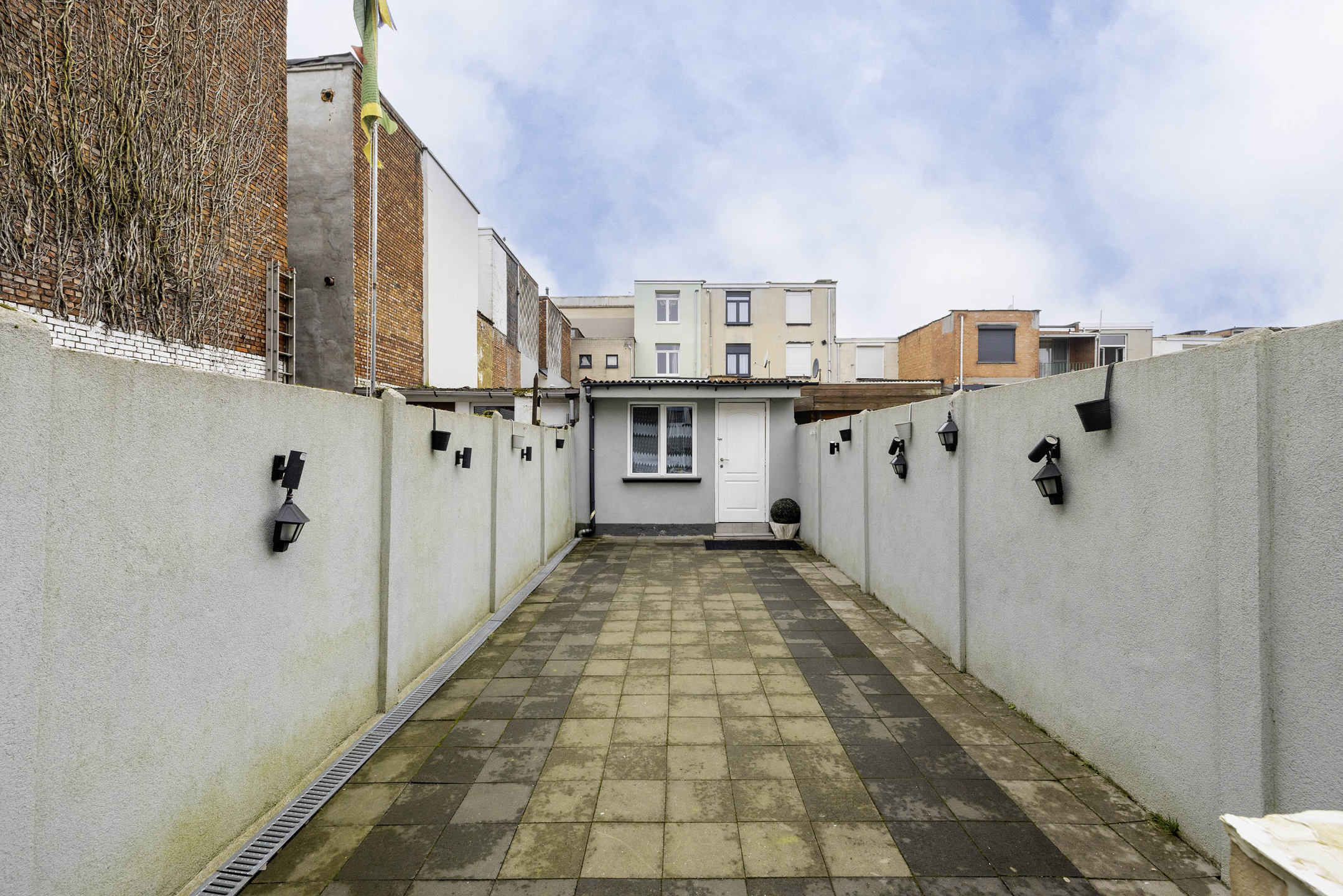 Instapklare woning met ruime polyvalente kelder